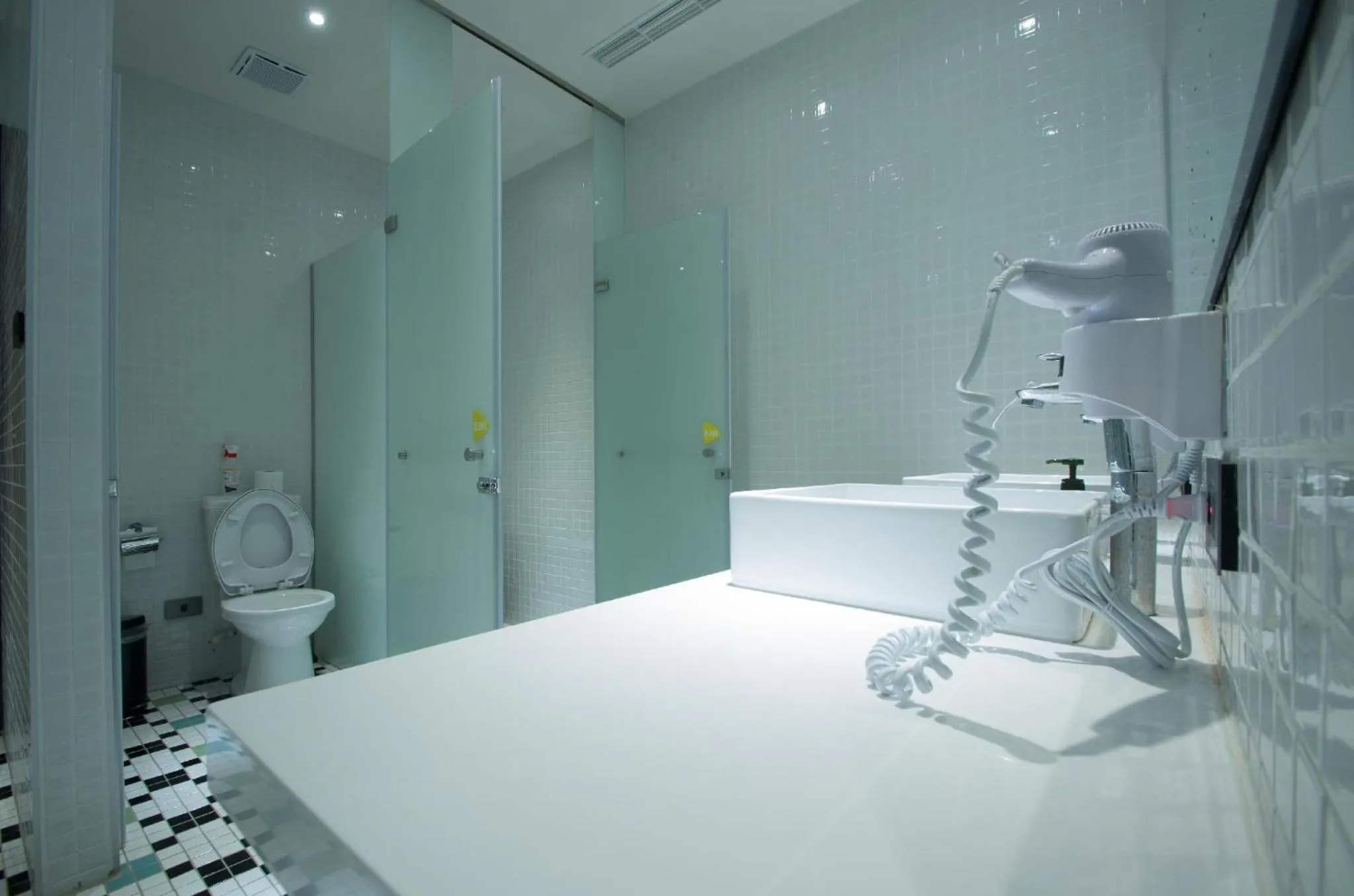 Toilet in Let's Hostel