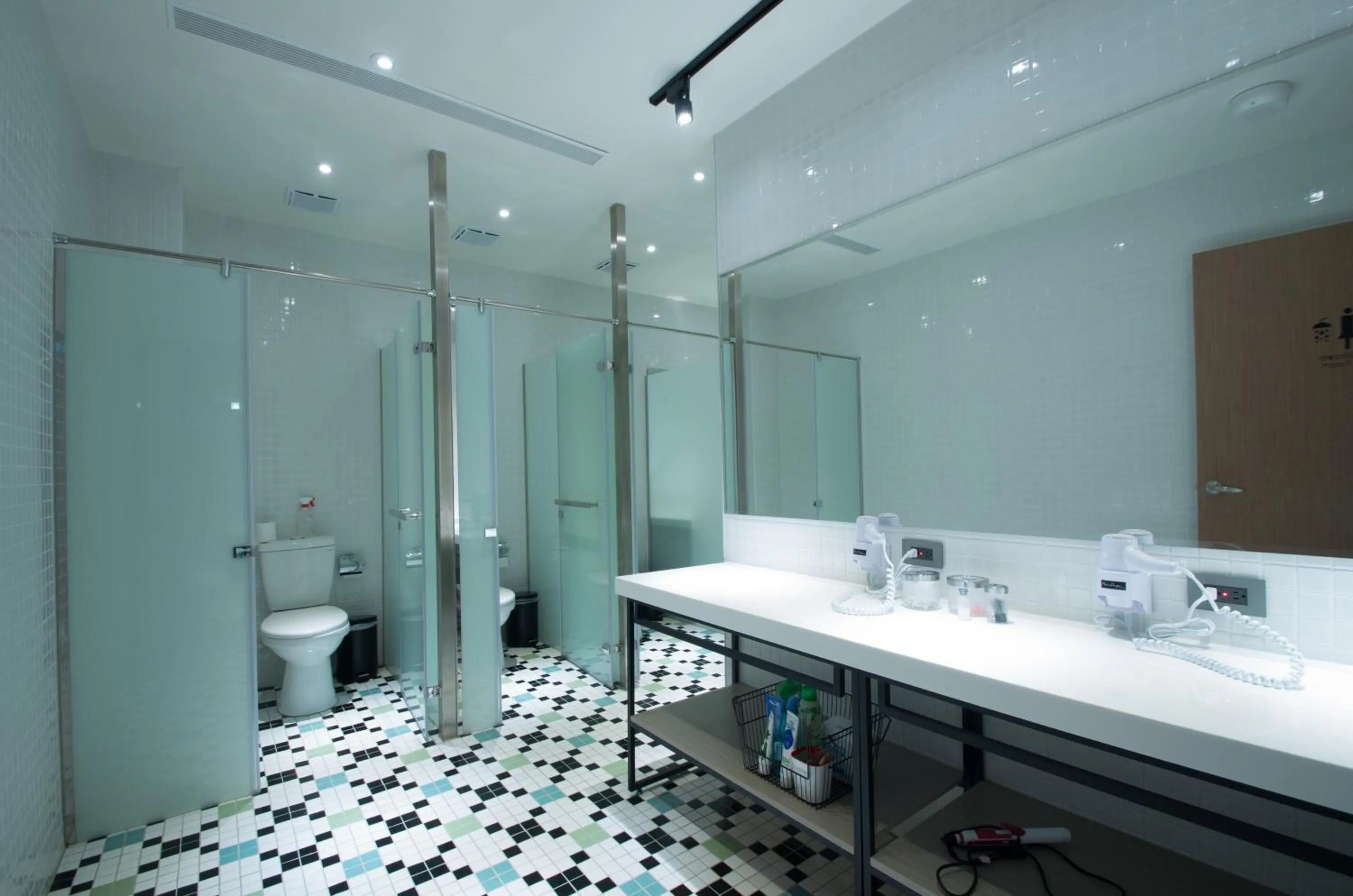 Toilet in Let's Hostel