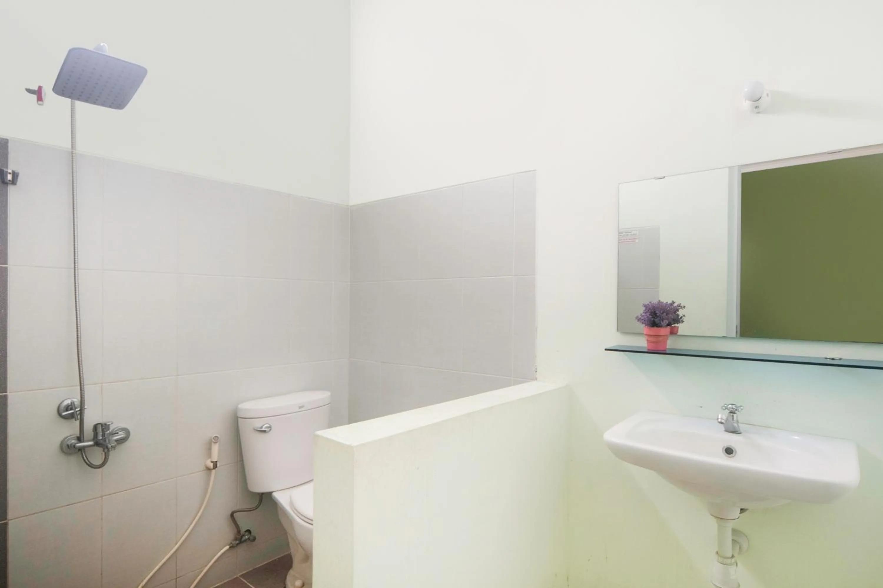 Bathroom in PoLaz (Bed 'n Brew)