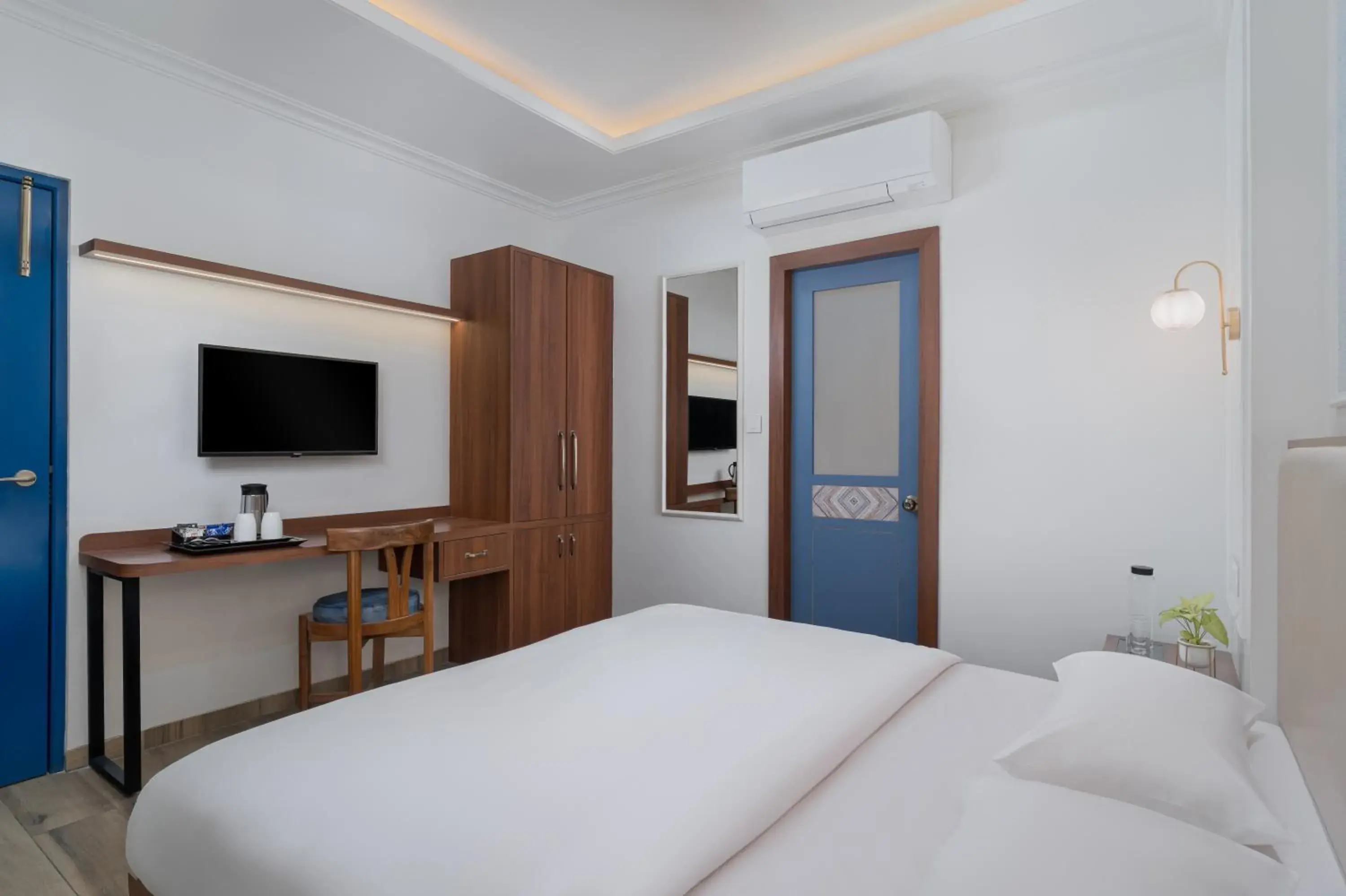 TV and multimedia, Bed in Hotel Ganga Maiya TV and multimedia, Bed in Hotel Ganga Maiya