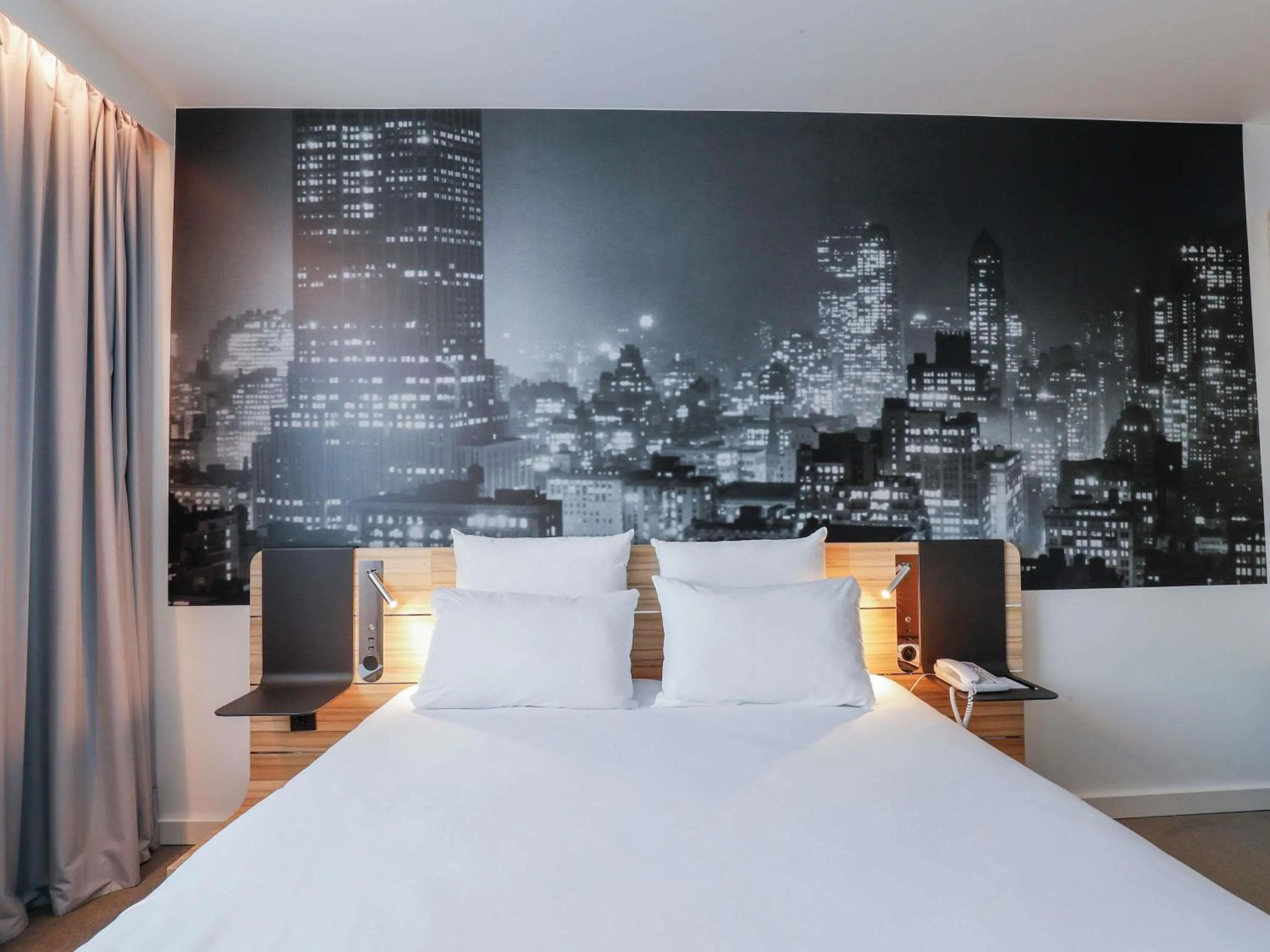 Bedroom, Bed in Novotel Luxembourg Centre