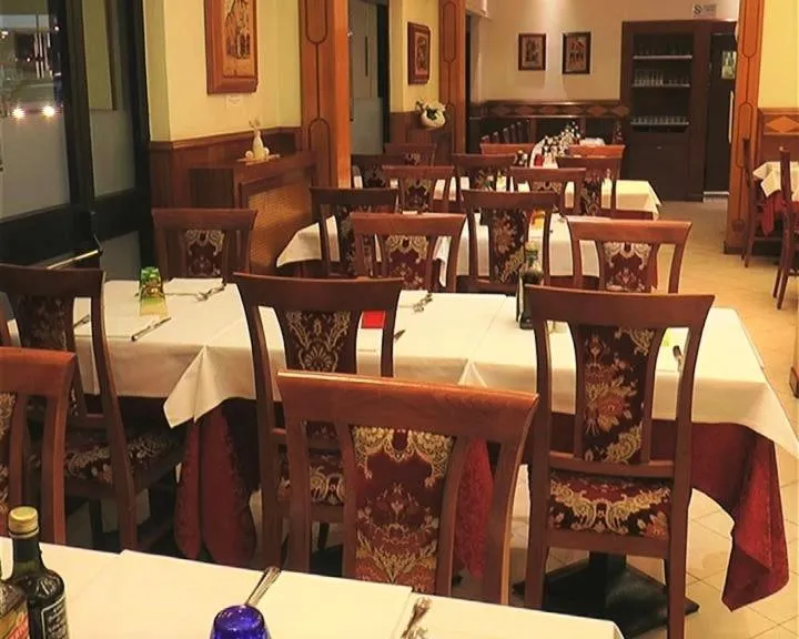 Restaurant/places to eat in Hotel Bellevue