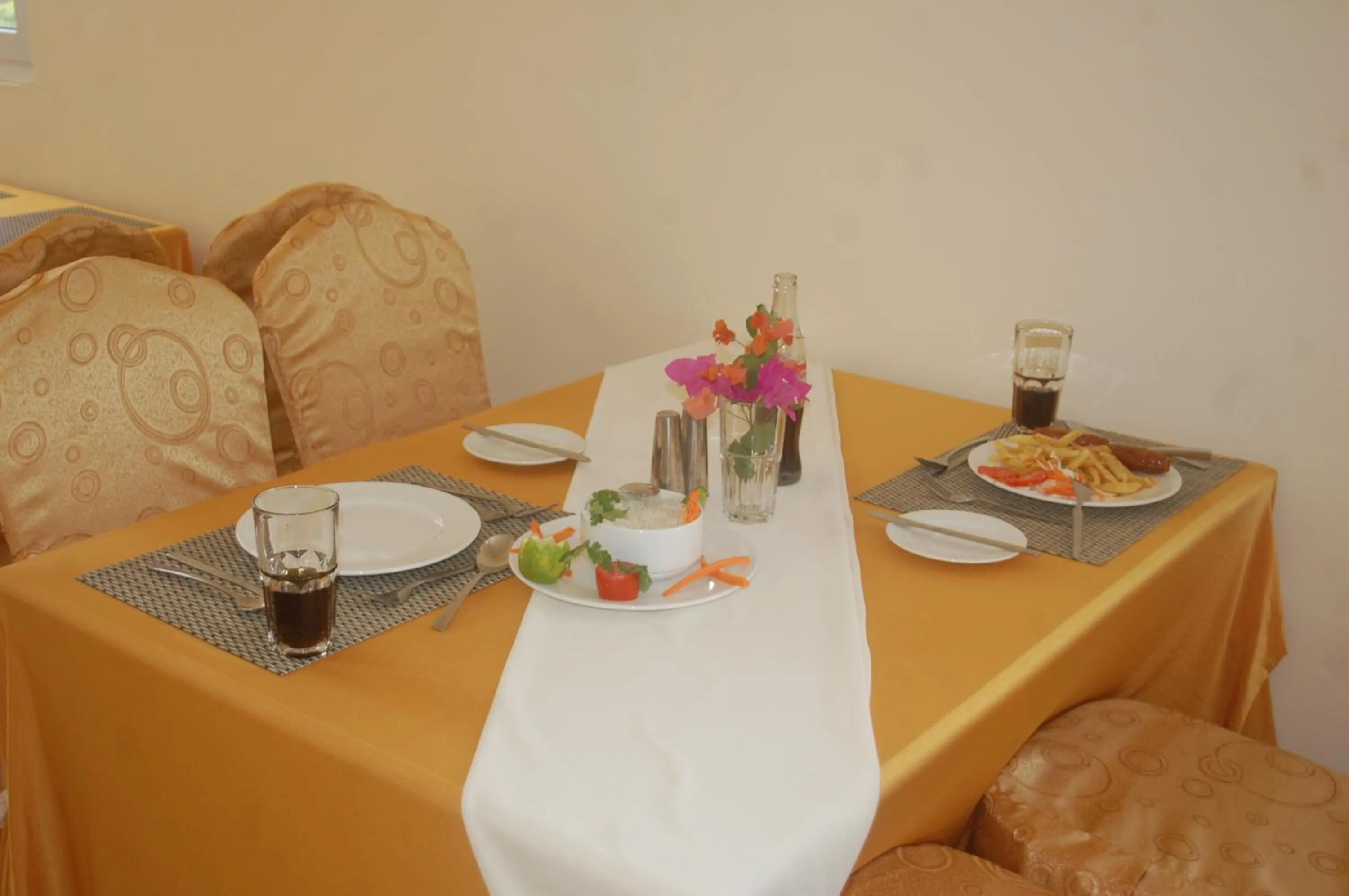 Meals in Regency Inn Tudor