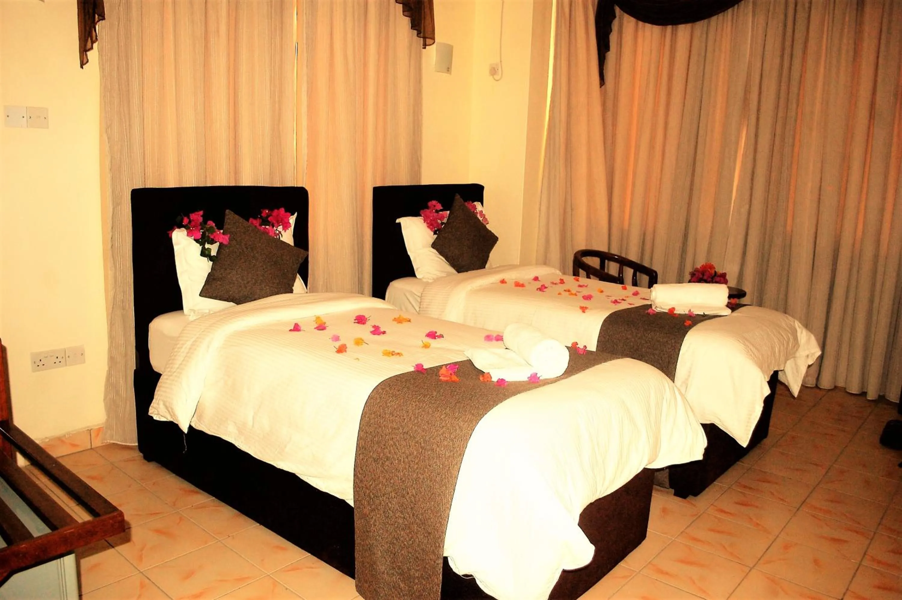 Photo of the whole room, Bed in Regency Inn Tudor