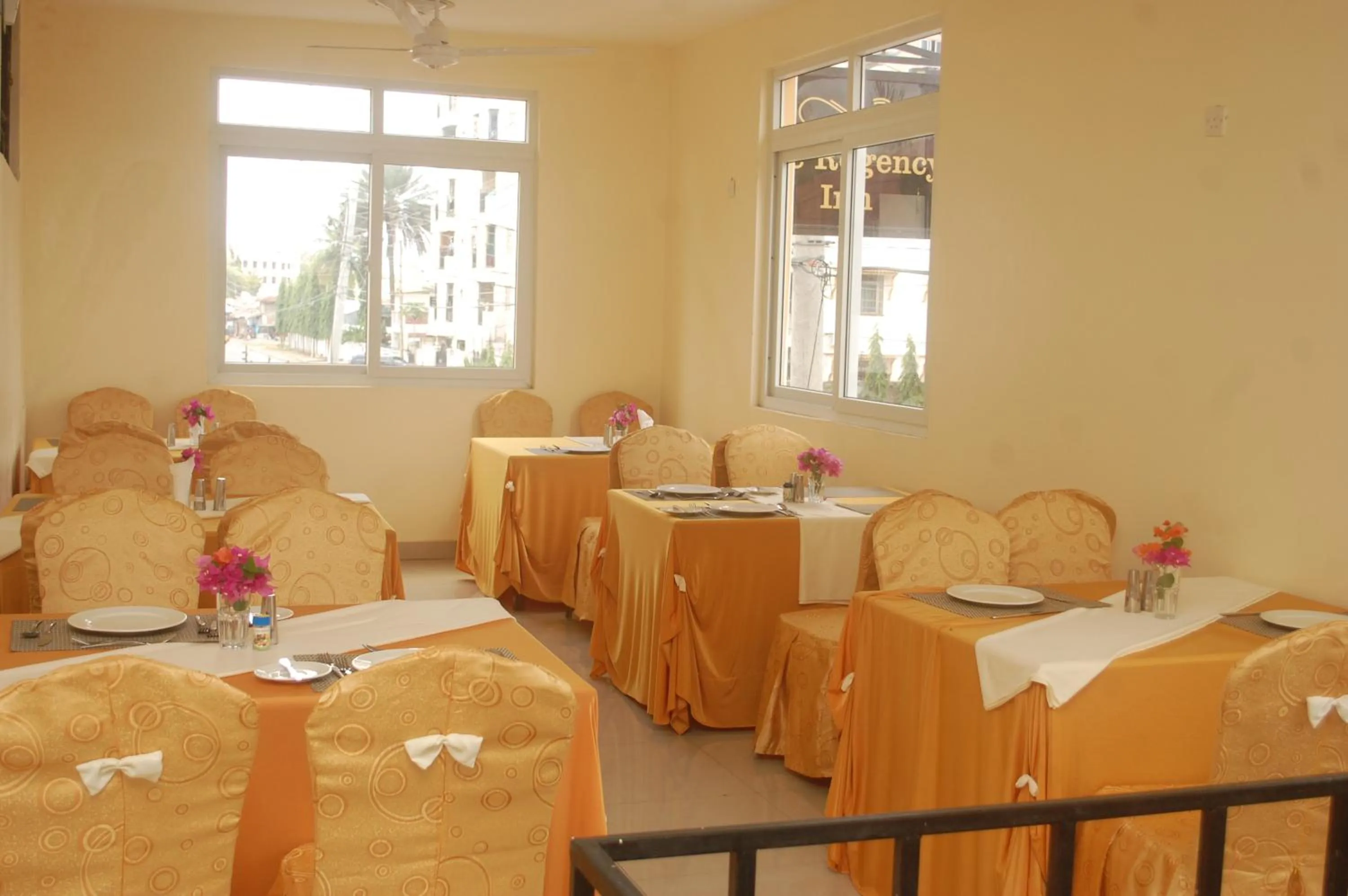 Restaurant/places to eat in Regency Inn Tudor