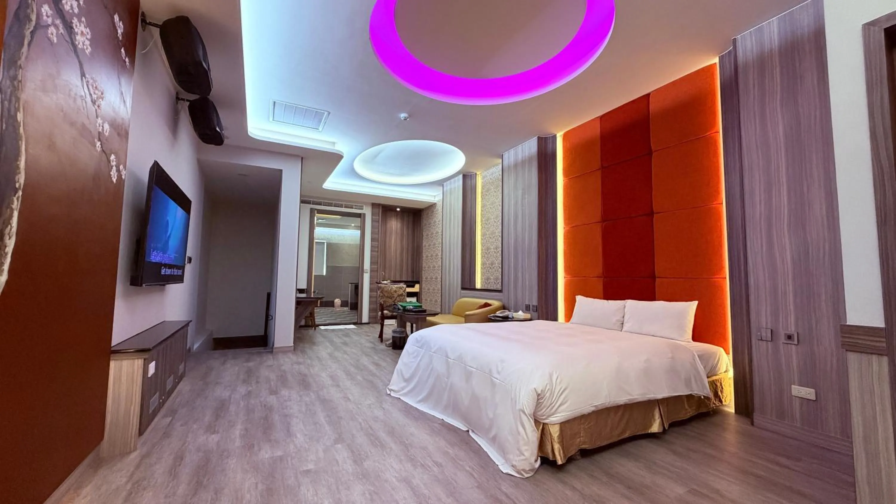 Deluxe Double Room with Karaoke Facilities in Lisa Motel