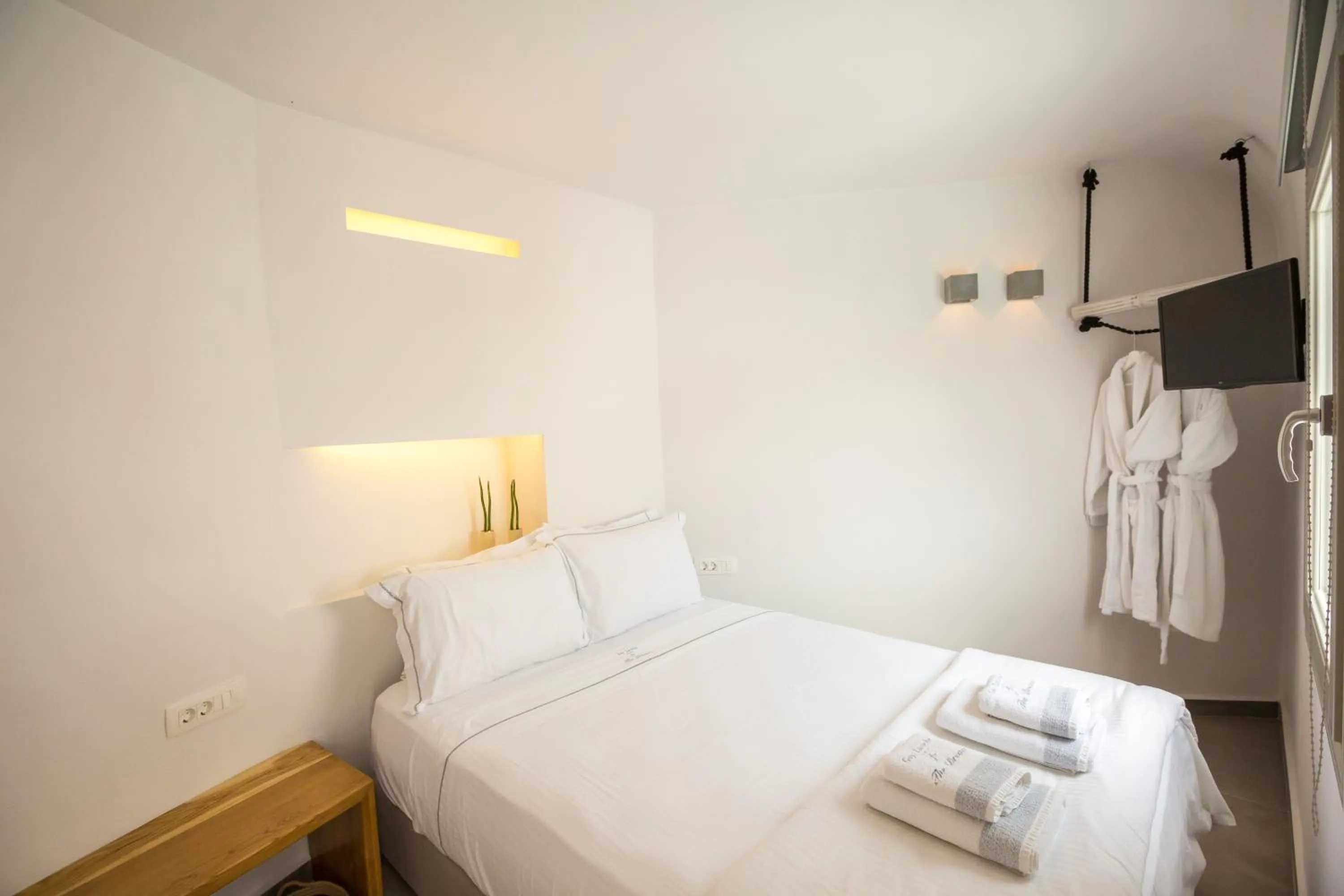 Time of day, Bed in The Dream Santorini