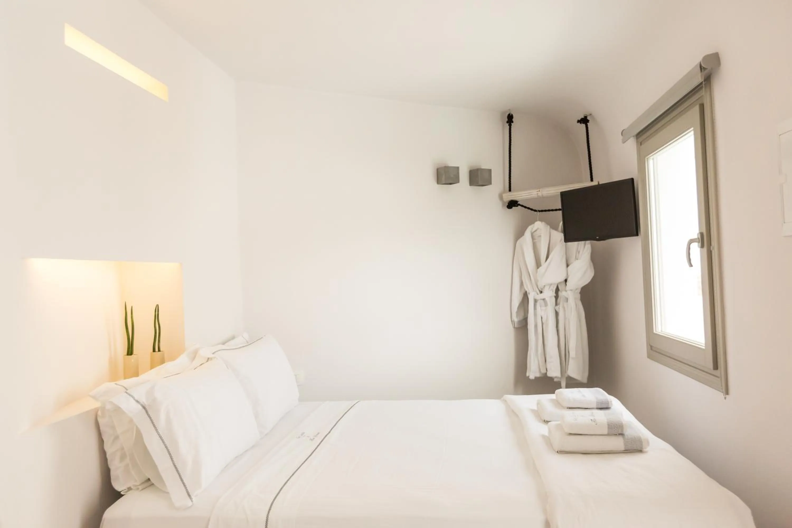 Time of day, Bed in The Dream Santorini