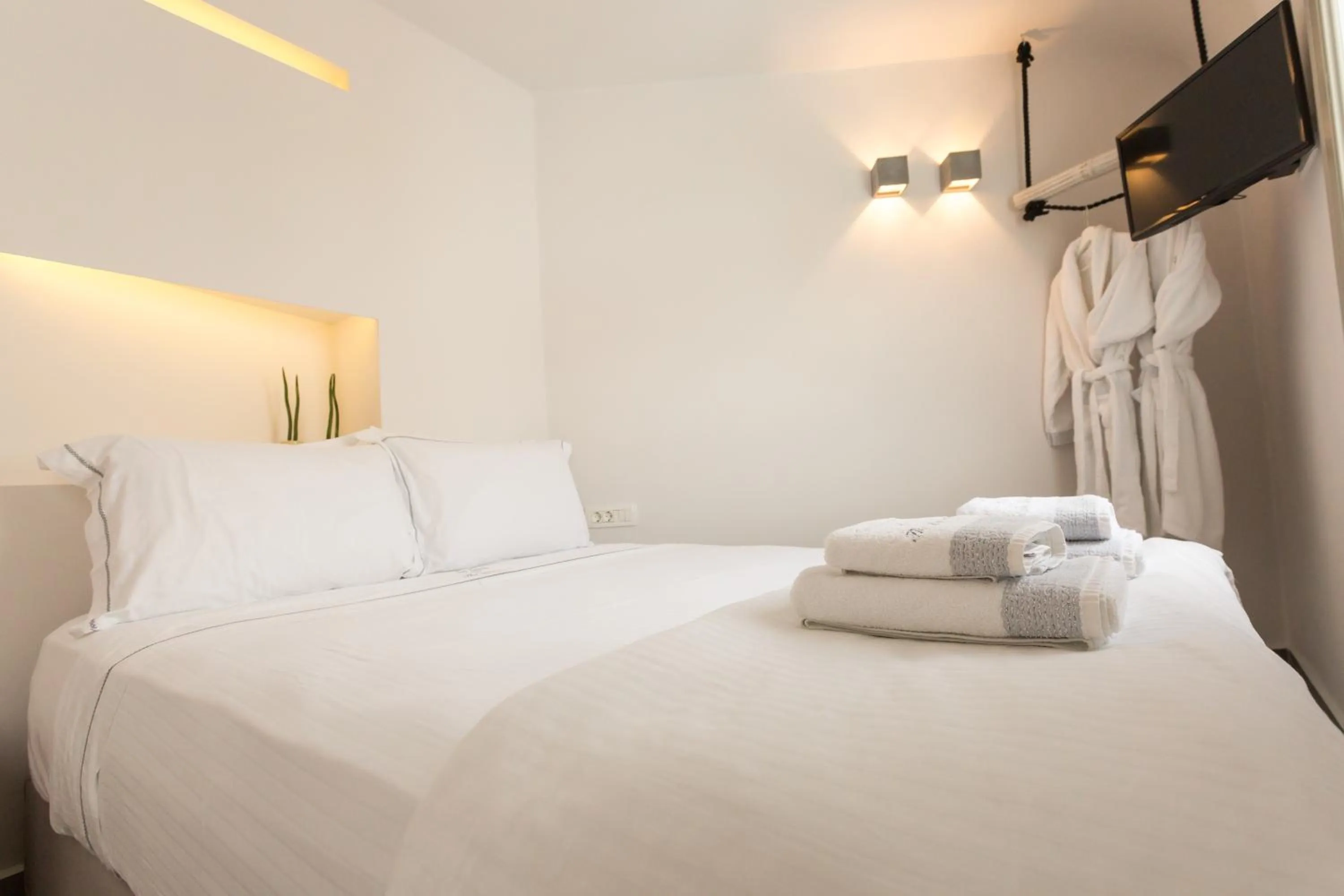 Time of day, Bed in The Dream Santorini