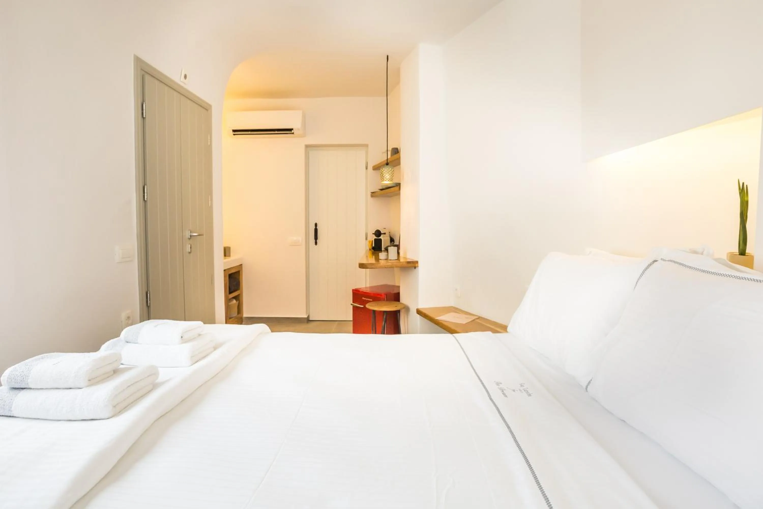 Time of day, Bed in The Dream Santorini