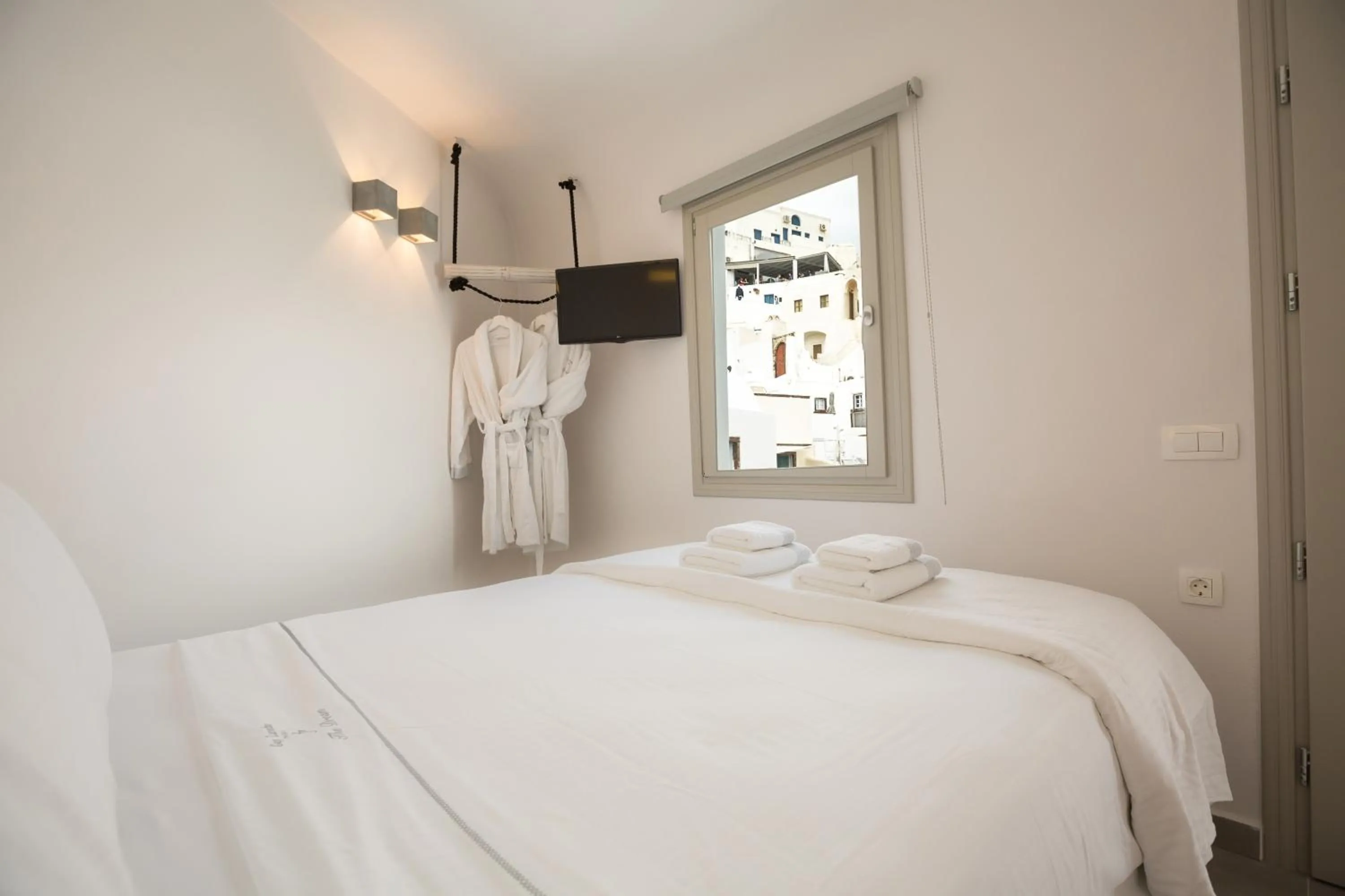 Time of day, Bed in The Dream Santorini