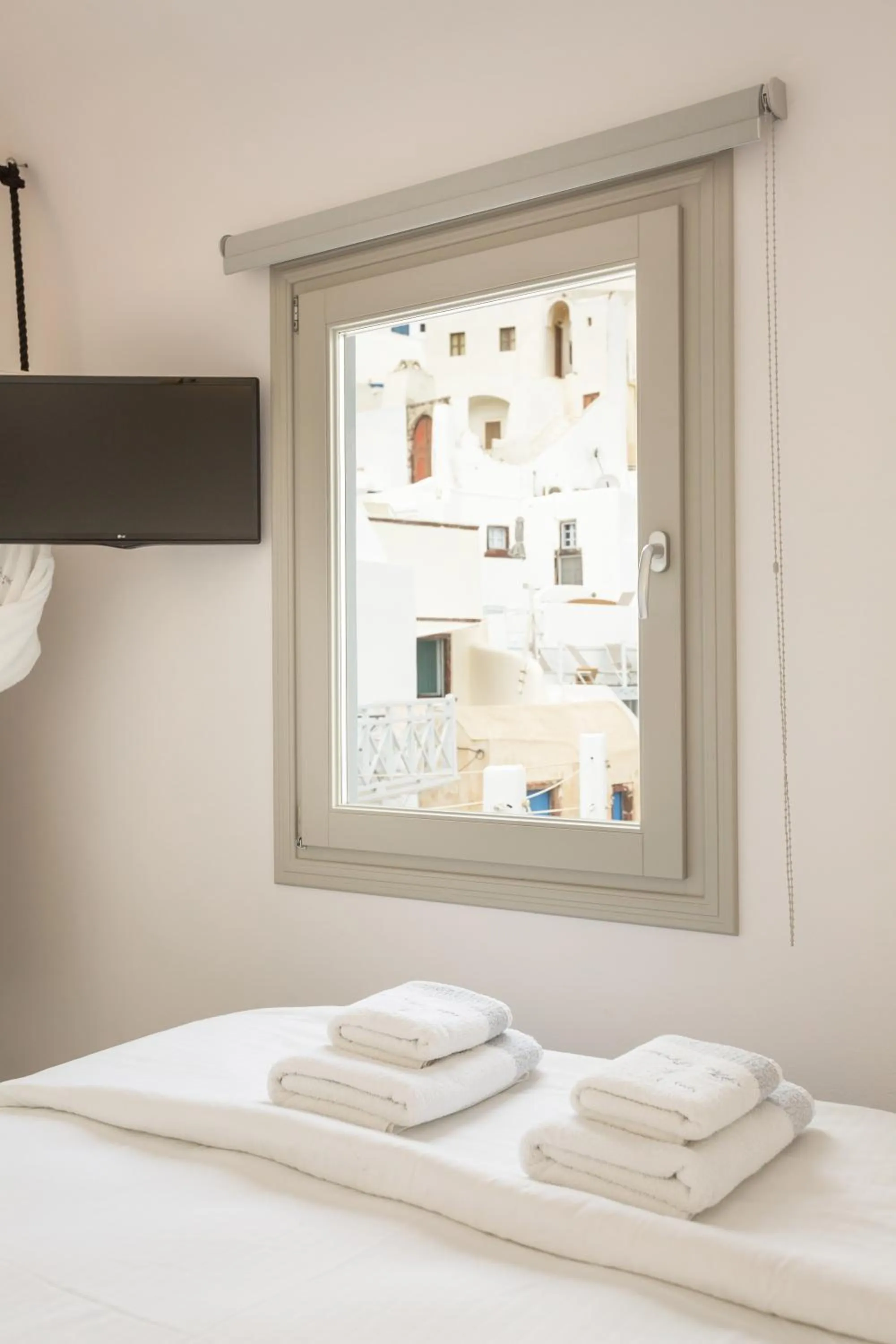 Time of day, Bed in The Dream Santorini