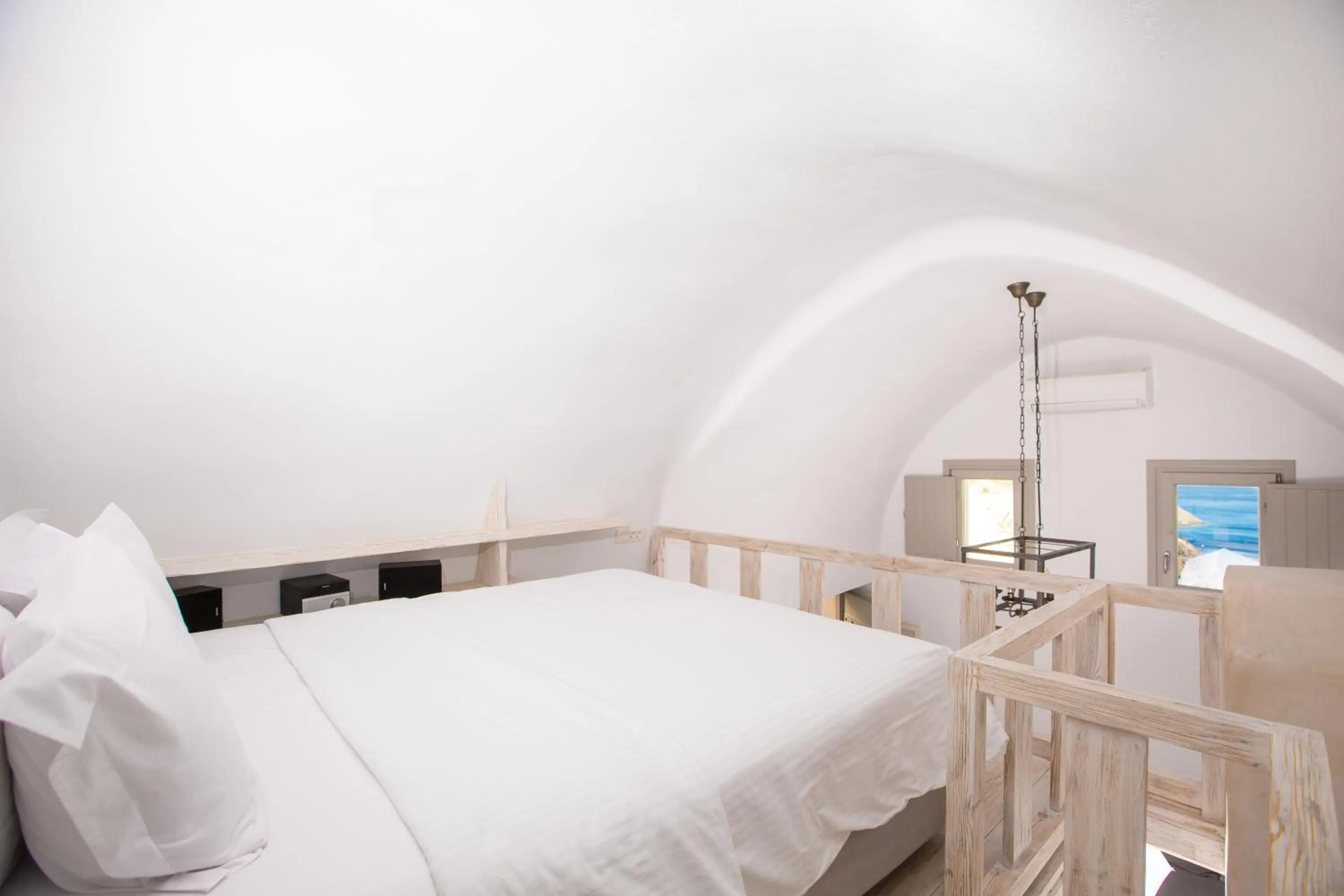 Time of day, Bed in The Dream Santorini