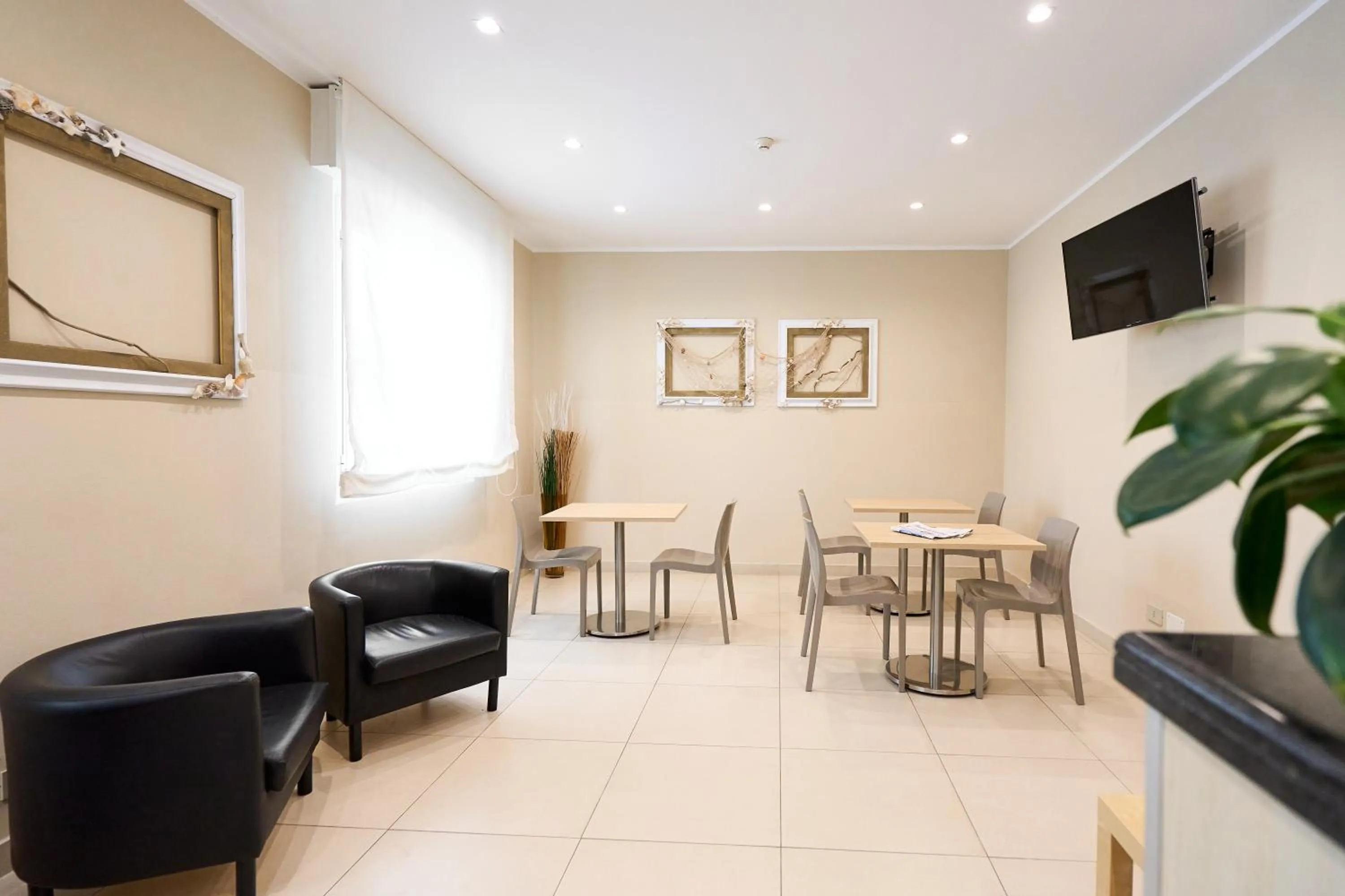 Communal lounge/ TV room in Hotel Villa Perazzini