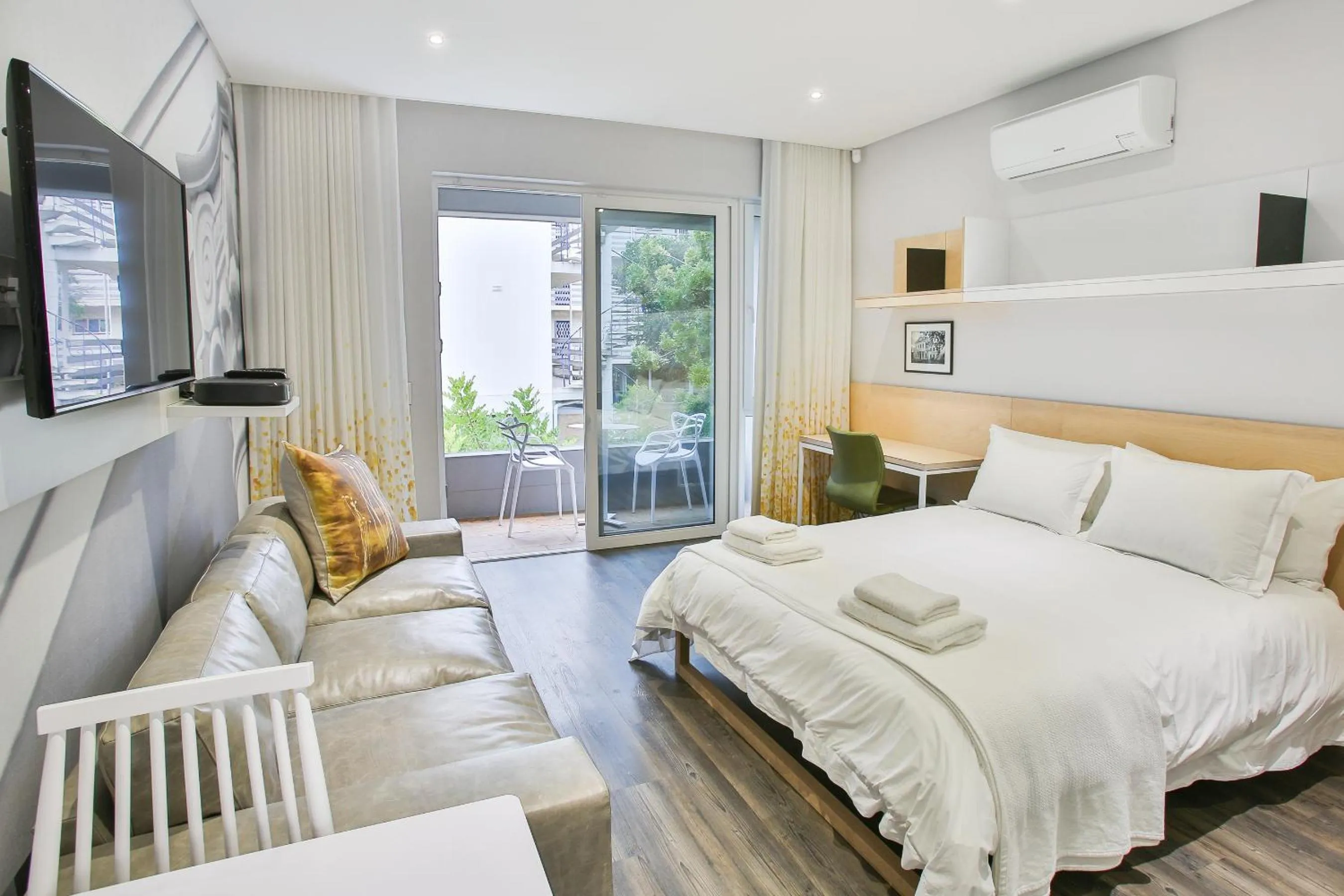 Photo of the whole room, Bed in Laanhof Studios