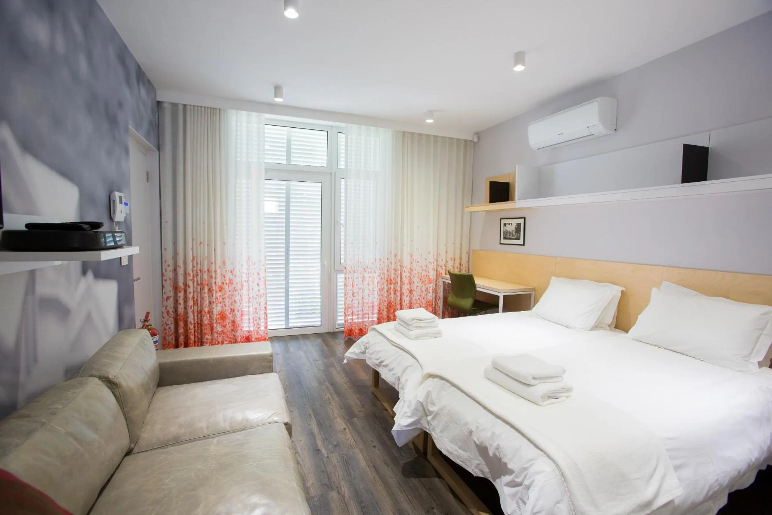 Photo of the whole room, Bed in Laanhof Studios