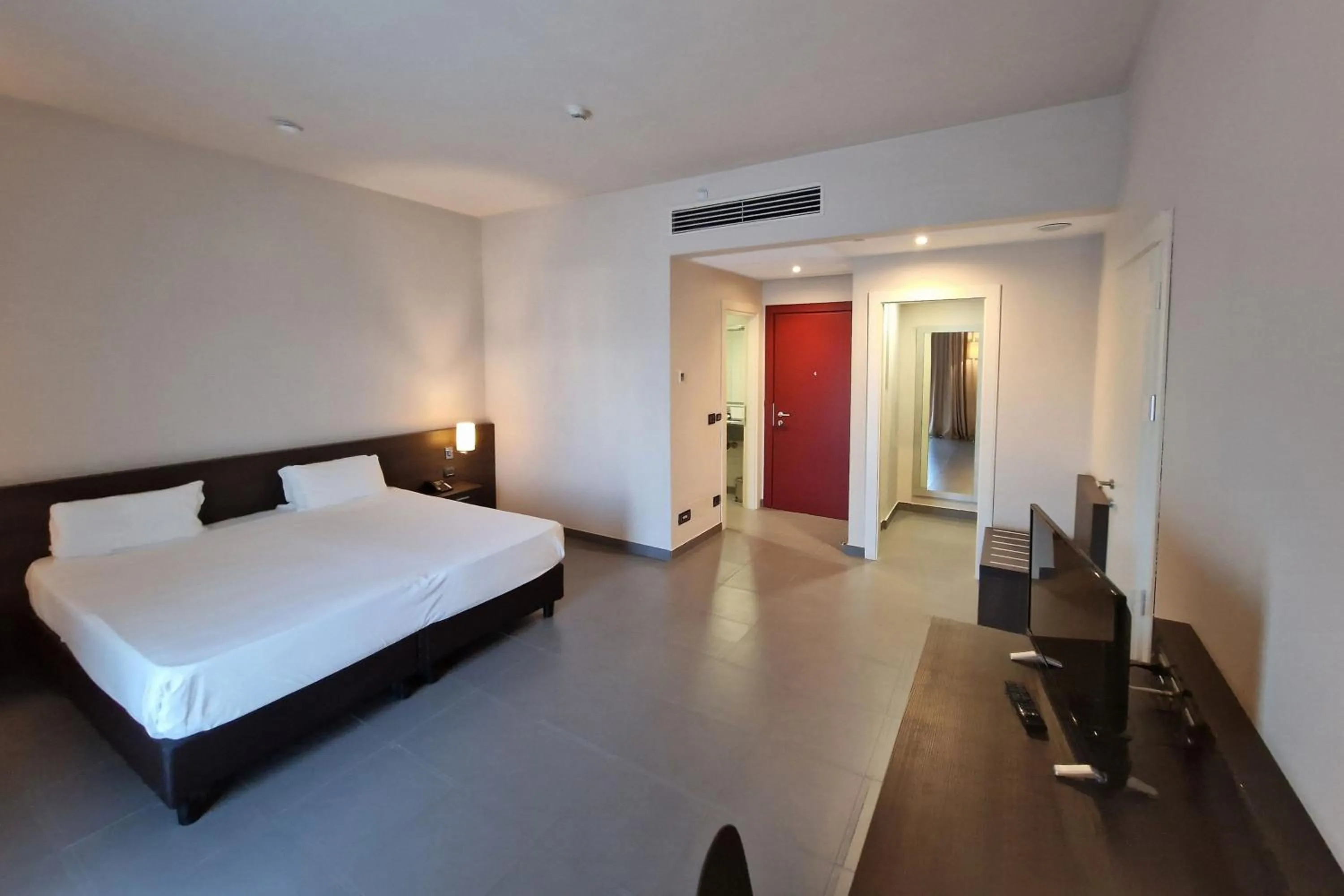 Photo of the whole room, Bed in Inn Naples Airport