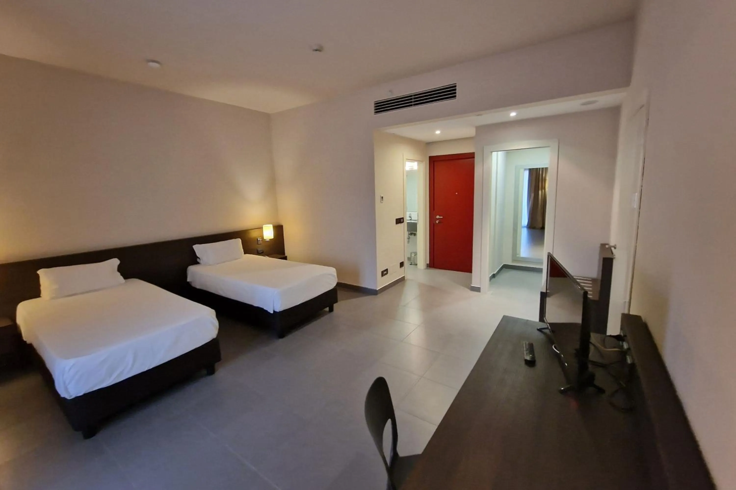 Photo of the whole room, Bed in Inn Naples Airport