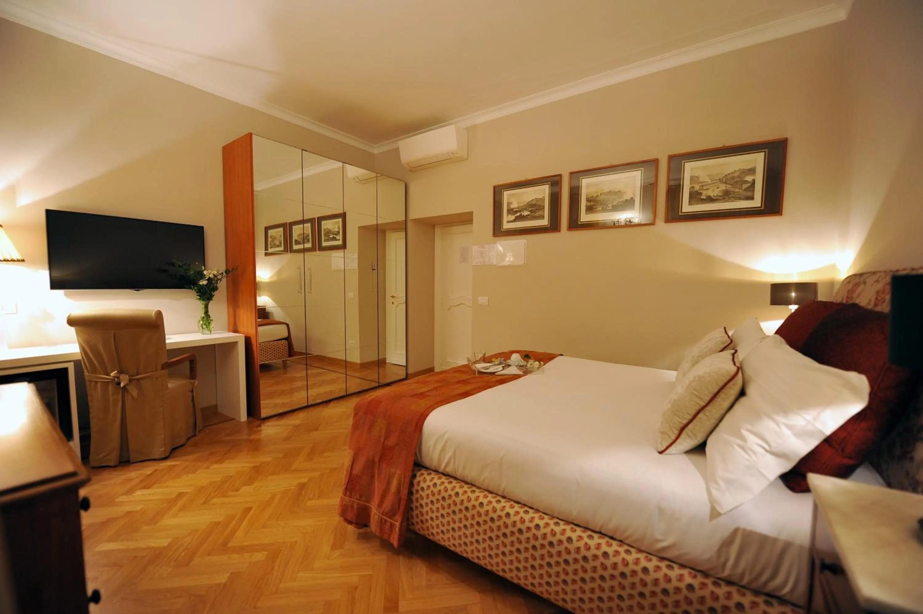 Bedroom, Bed in Angel Spagna Suite