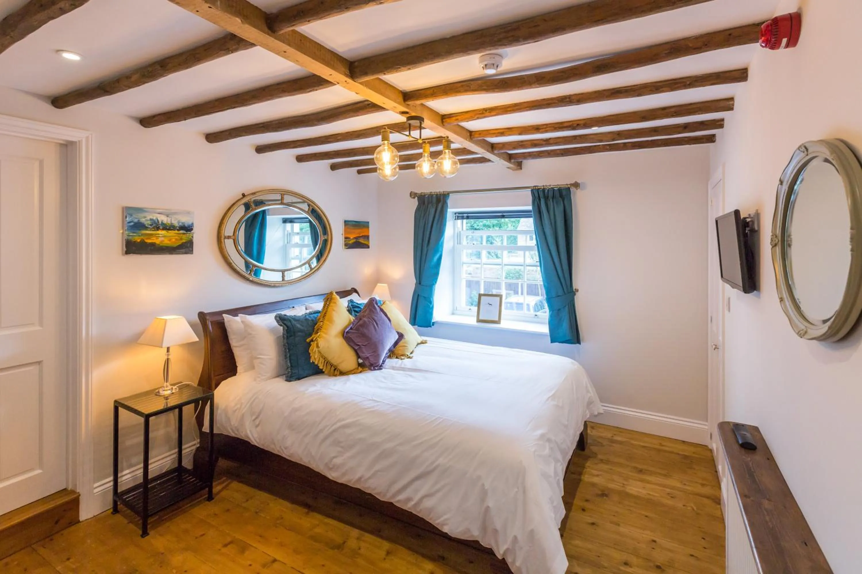 Bedroom, Bed in The Dog & Gun Inn