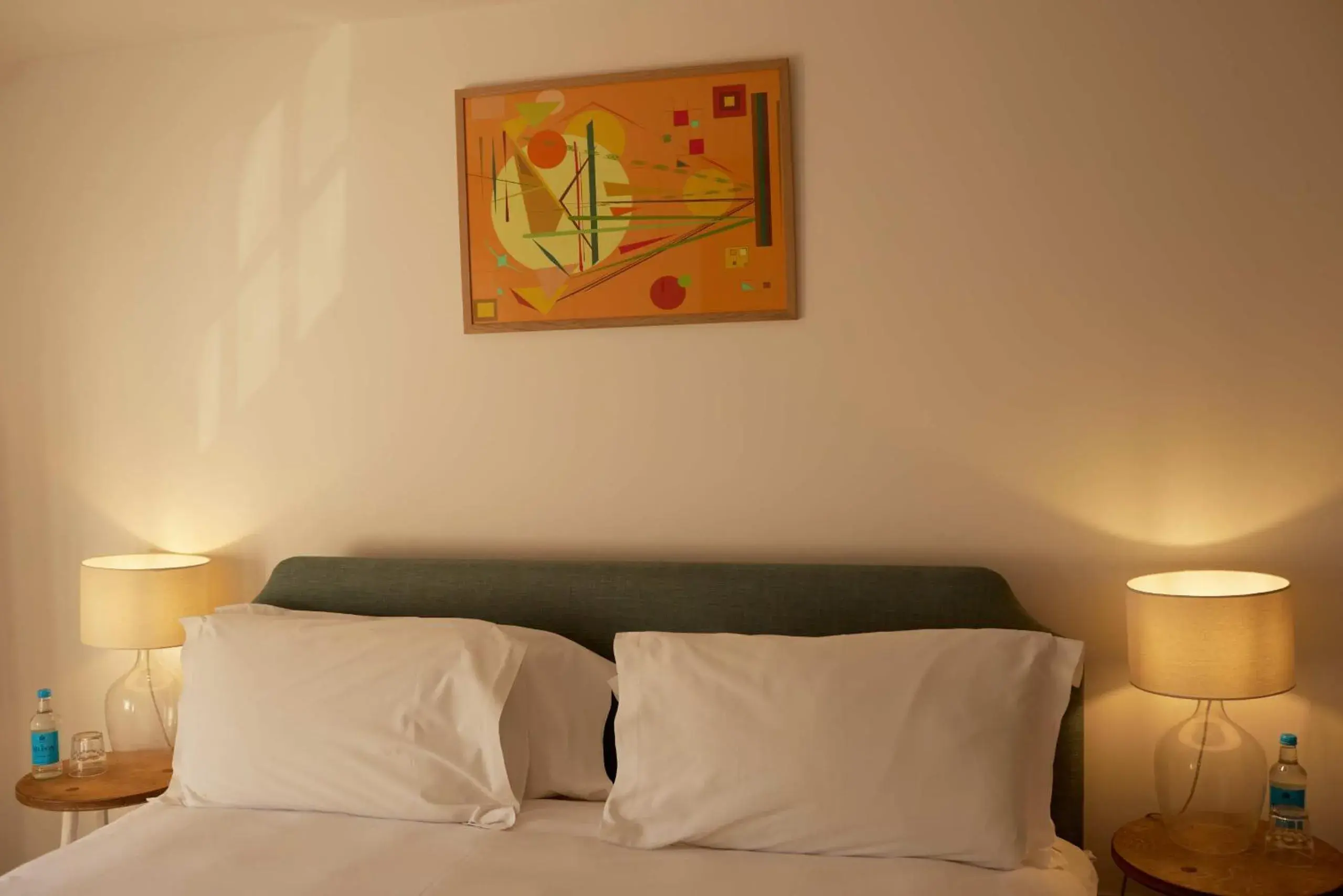 Bedroom, Bed in The Dog & Gun Inn Bedroom, Bed in The Dog & Gun Inn