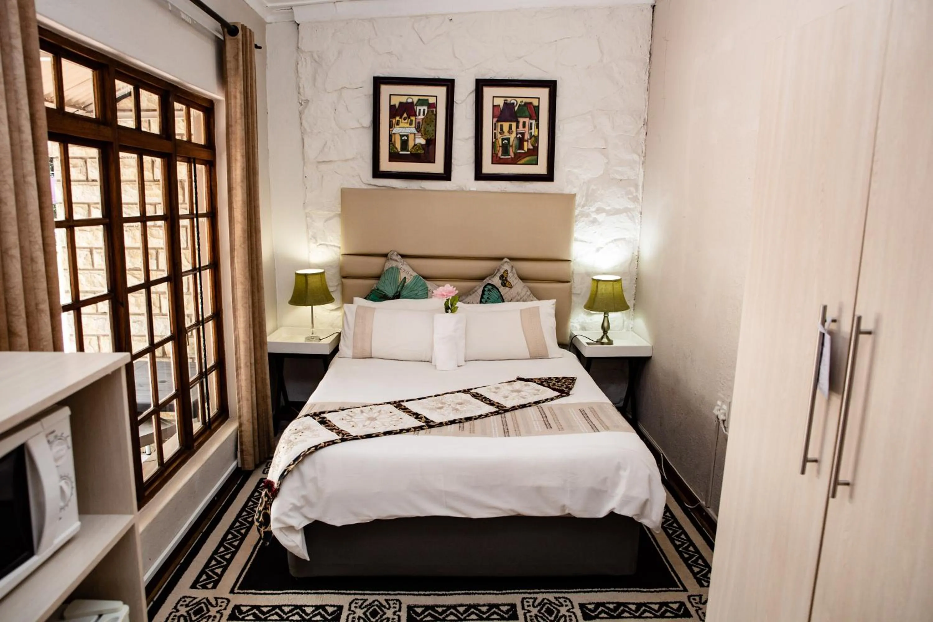 Bed in Woodpecker Guesthouse