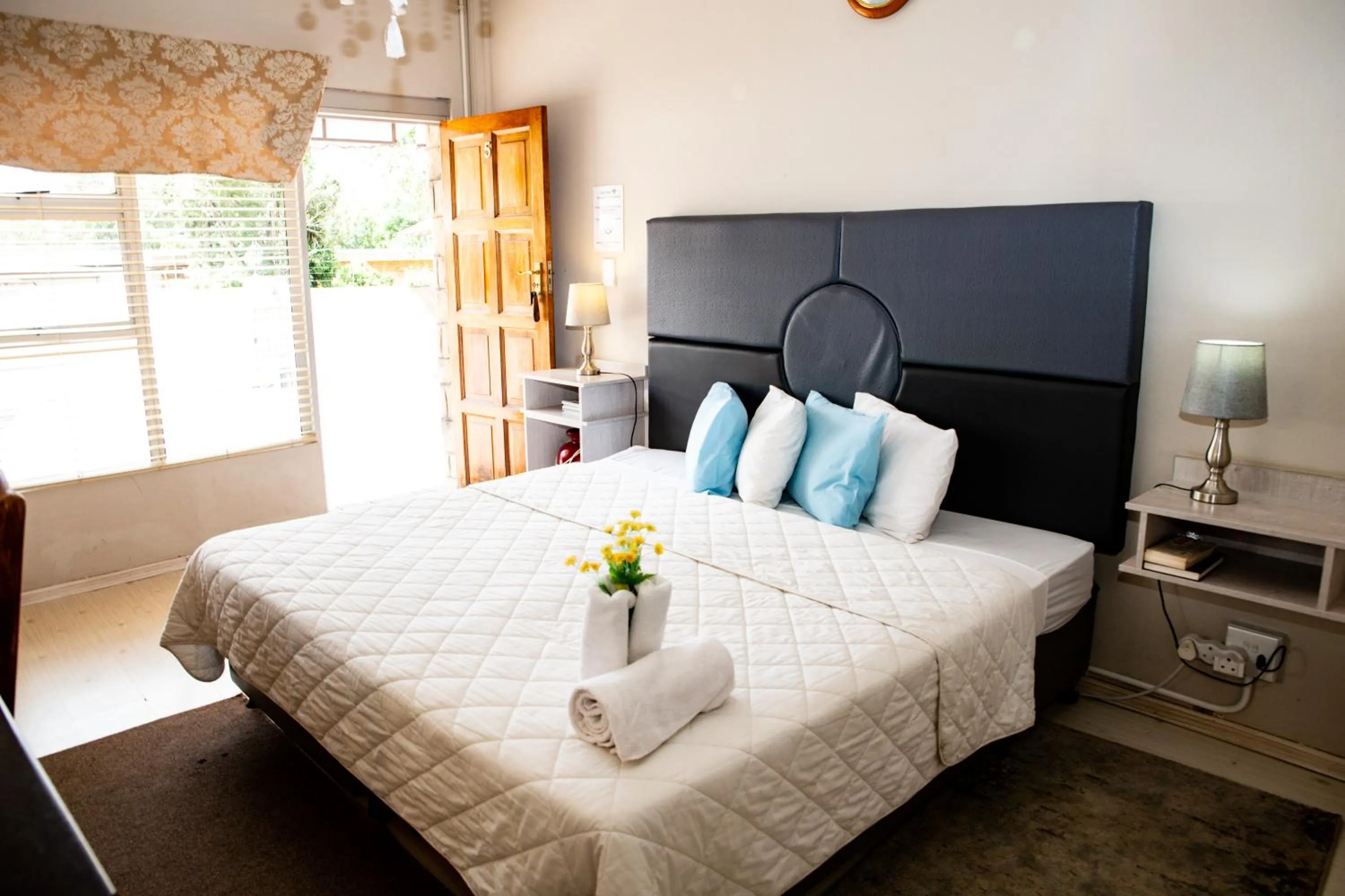 Bed in Woodpecker Guesthouse