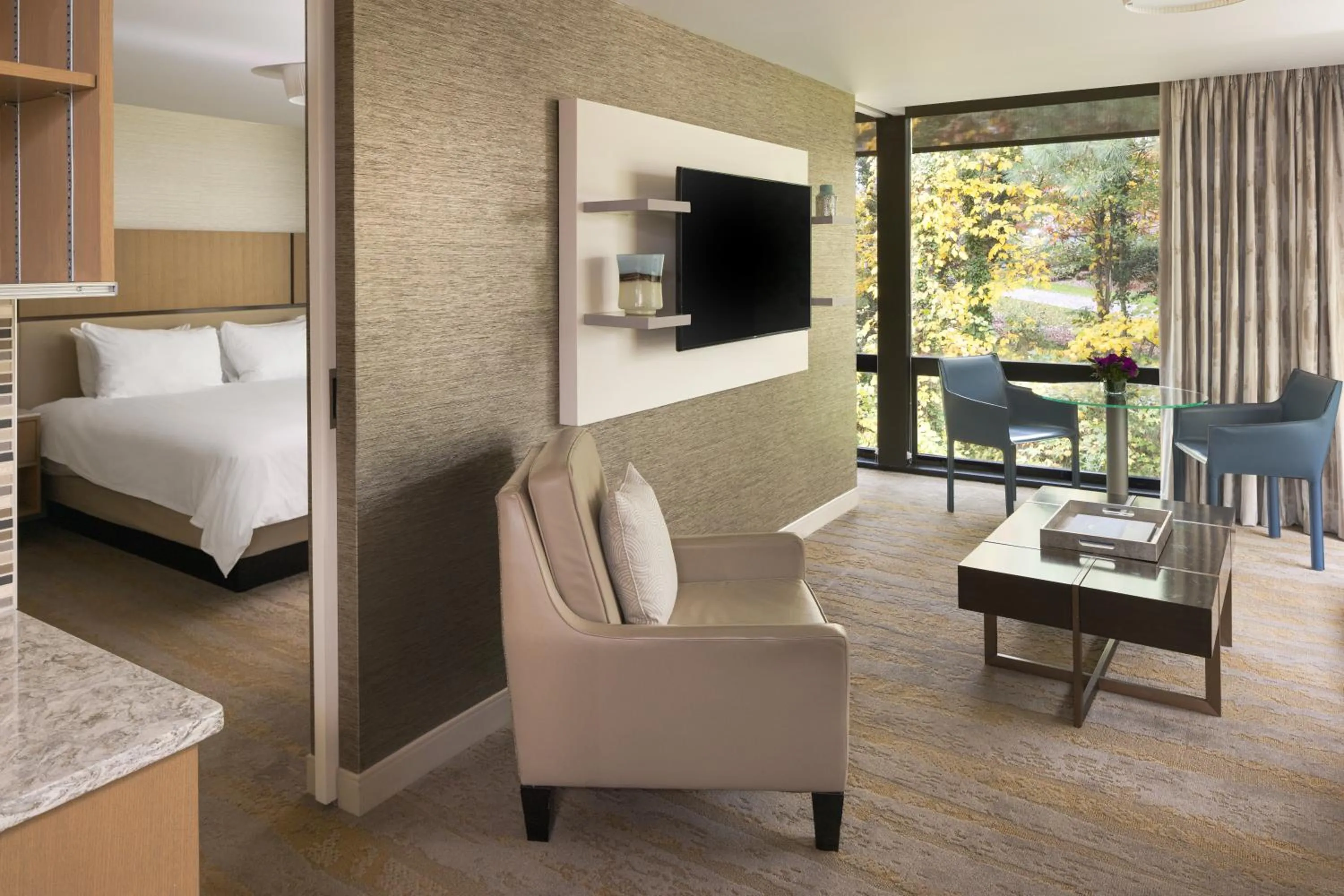 Living room, Bed in JB Duke Hotel