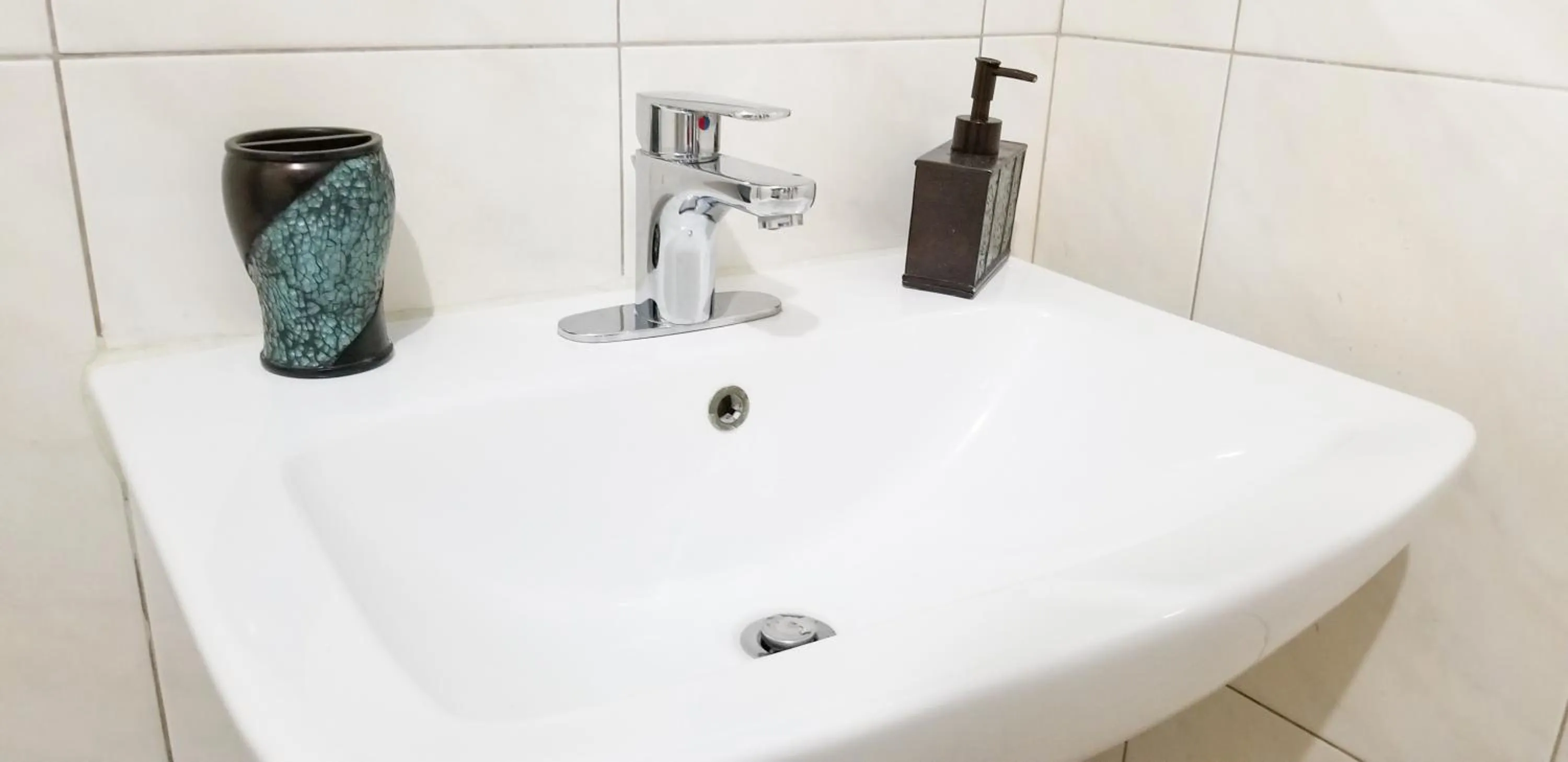 Bathroom in New Kingston Guest Apartments @ Donhead