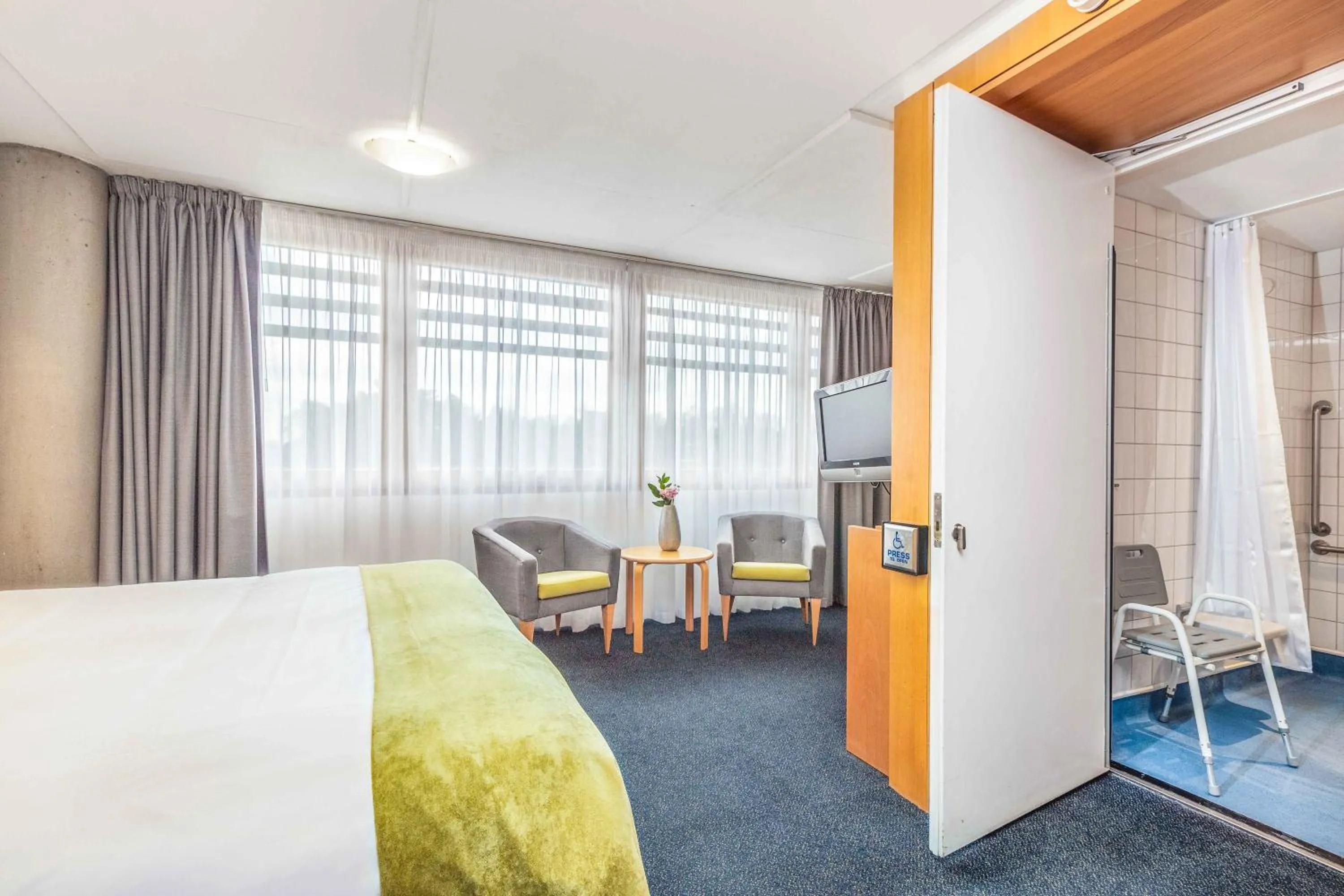 Photo of the whole room, Bed in The Jubilee Hotel