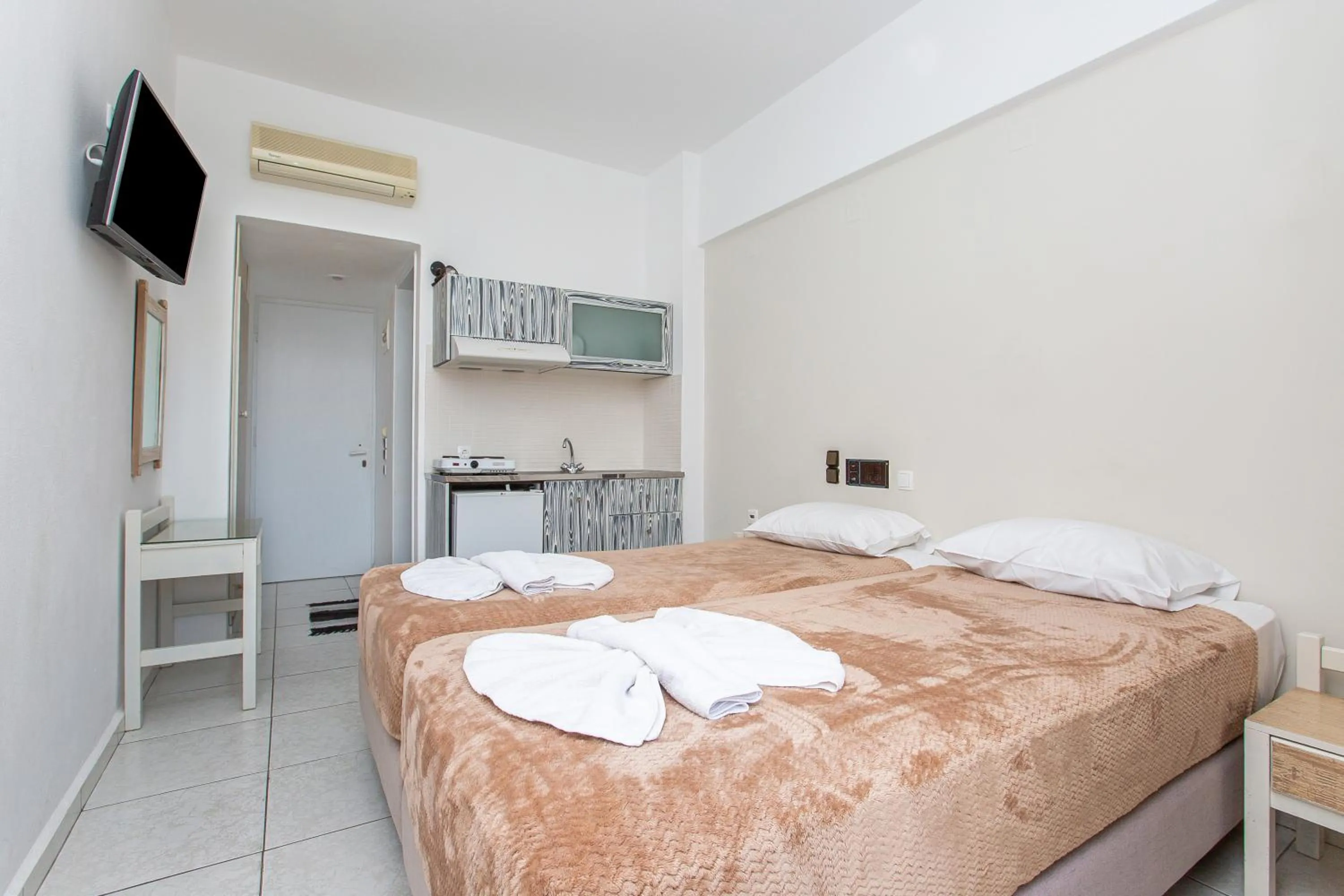 Kitchen or kitchenette, Bed in Hermes Hotel