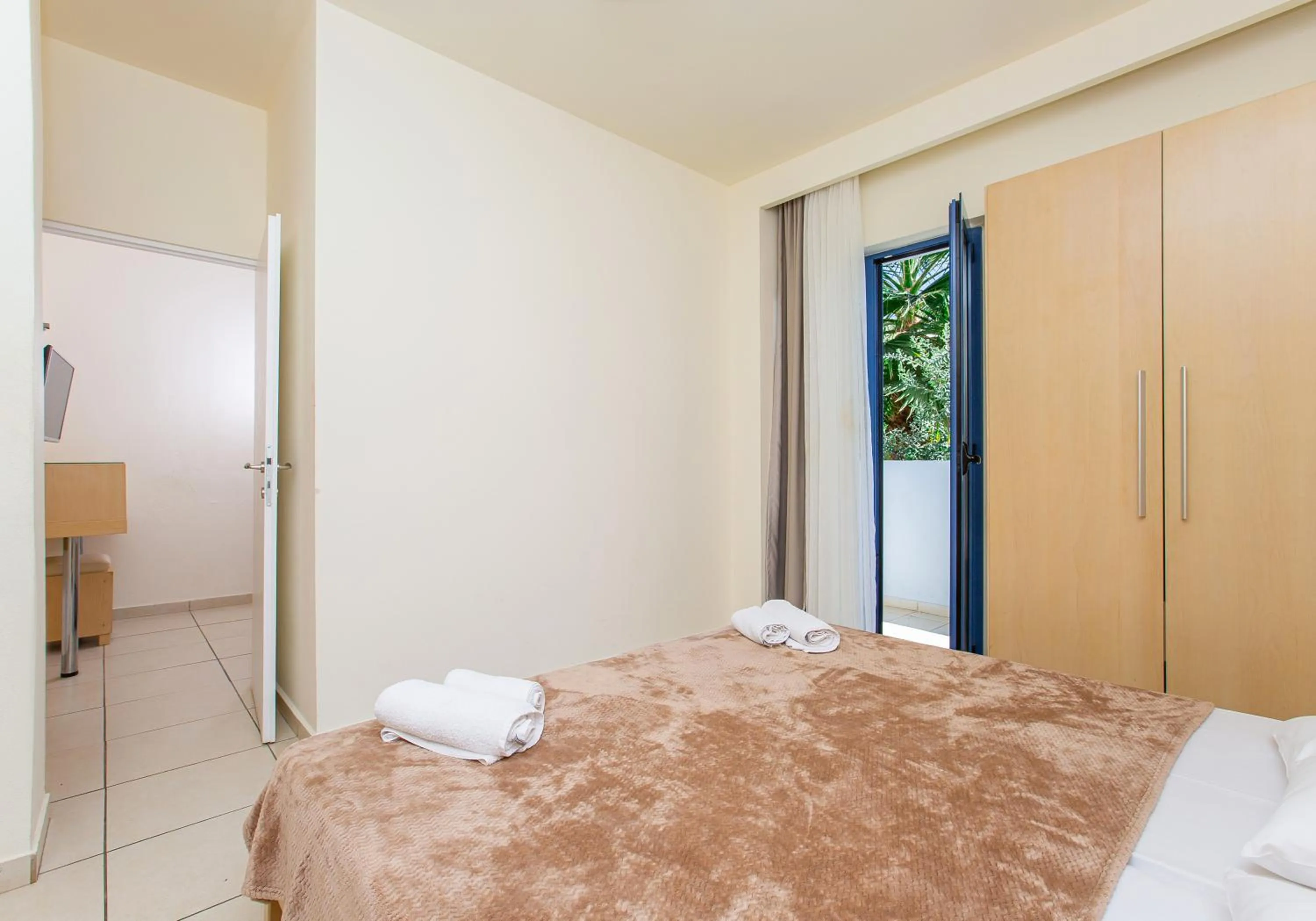 Bedroom, Bed in Hermes Hotel