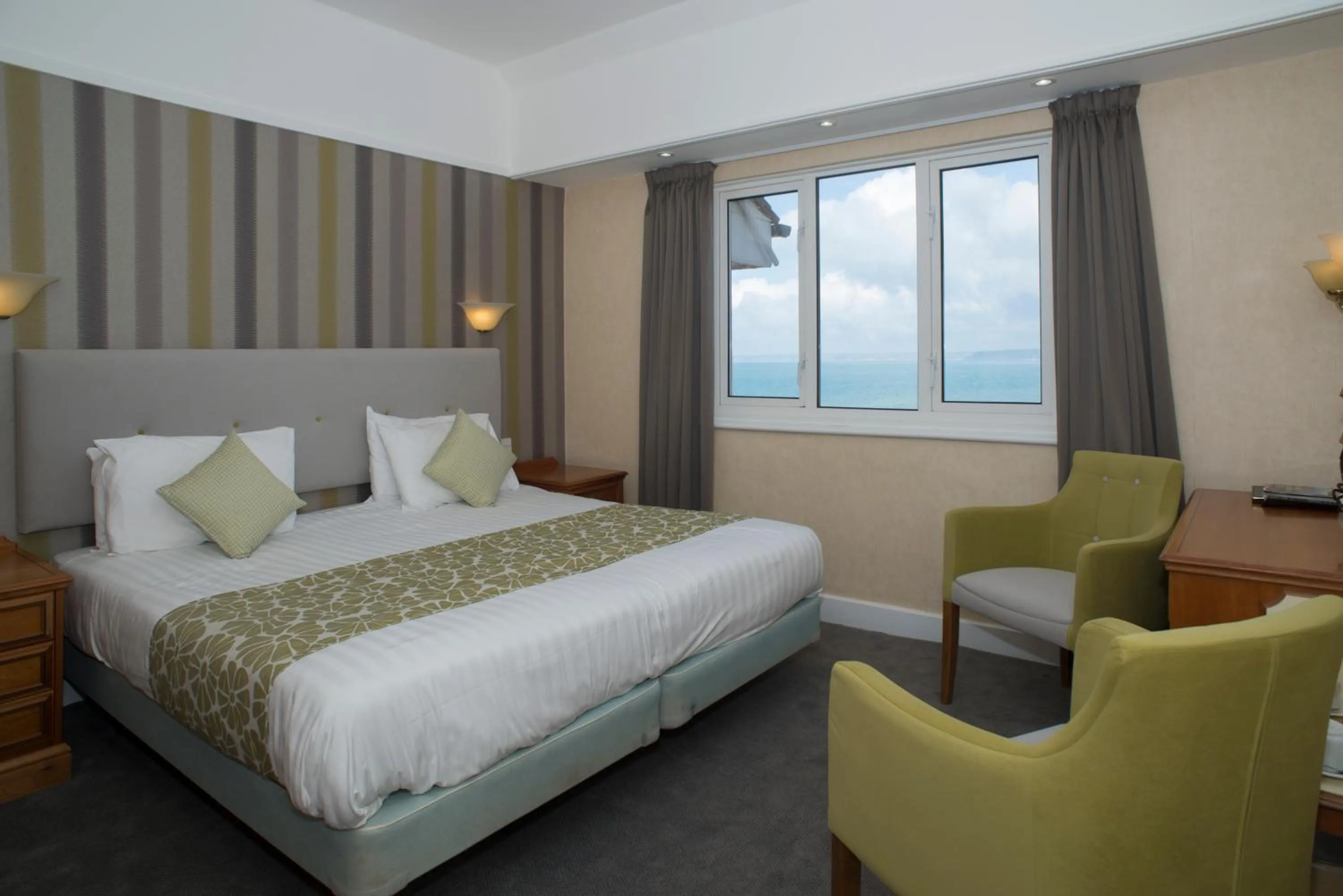 Property building, Bed in The Cottage Hotel