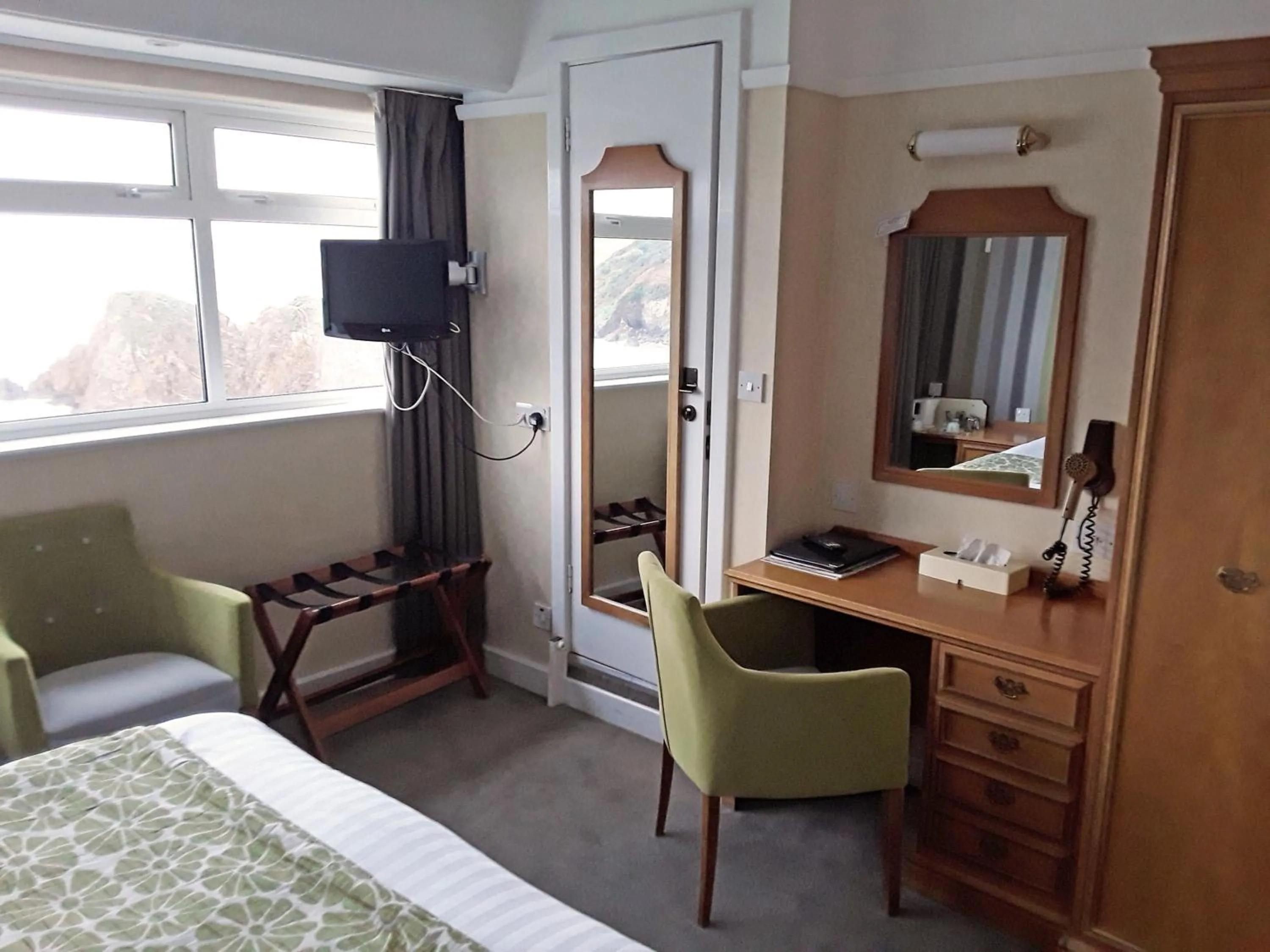 Photo of the whole room, Bed in The Cottage Hotel