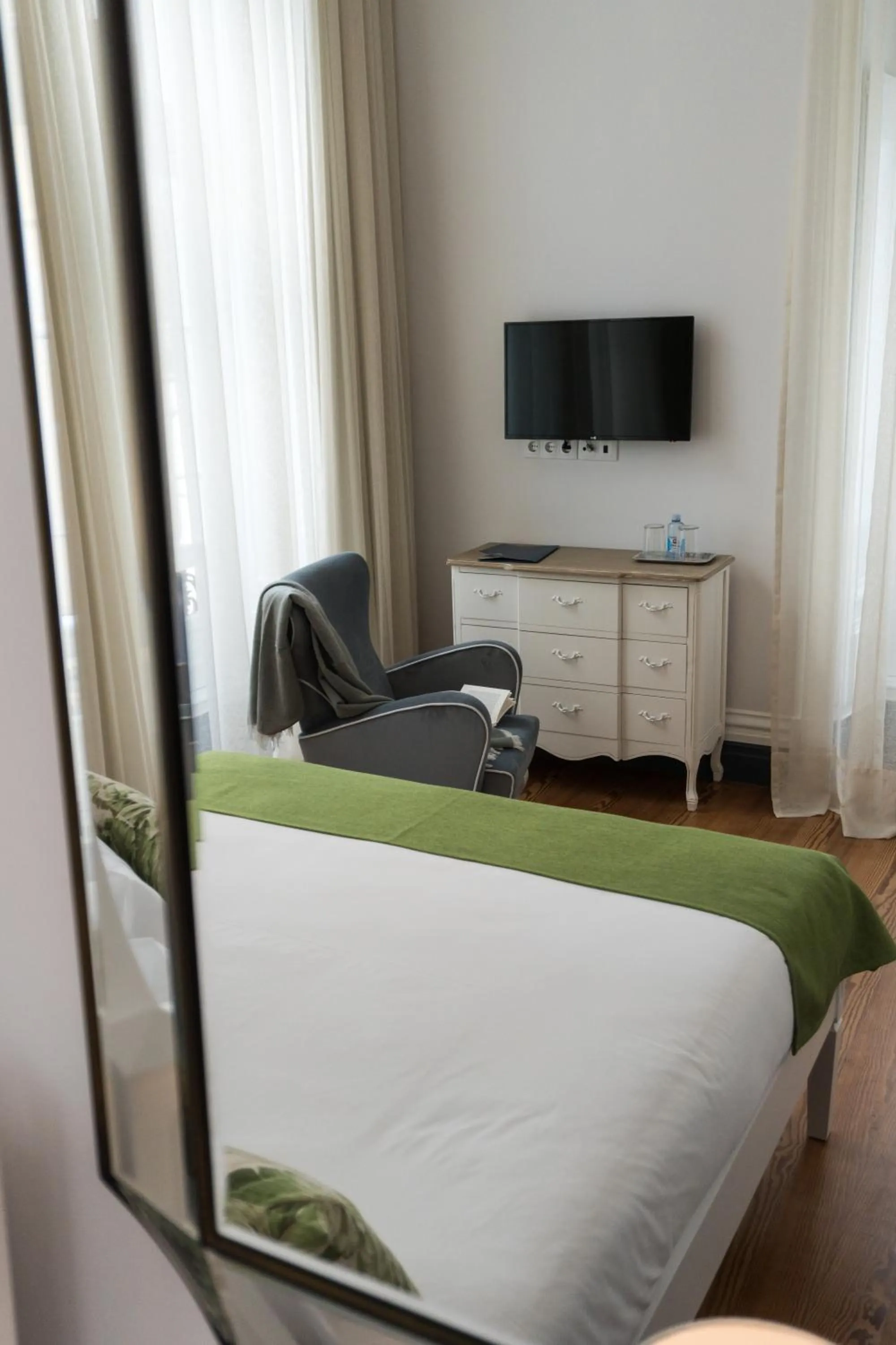 Bedroom, Bed in Casa das Palmeiras Charming House - Azores 1901