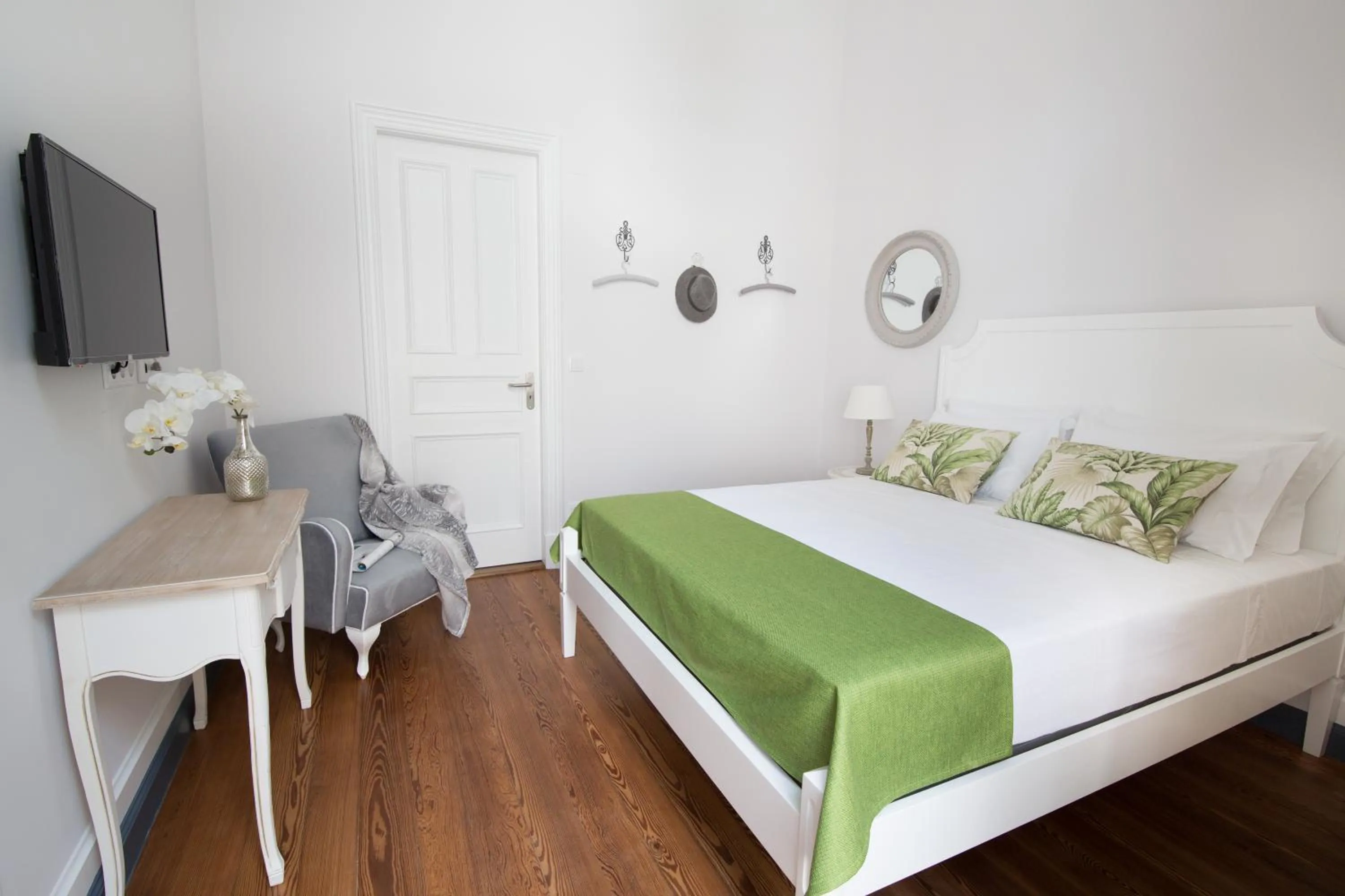 Bathroom, Bed in Casa das Palmeiras Charming House - Azores 1901
