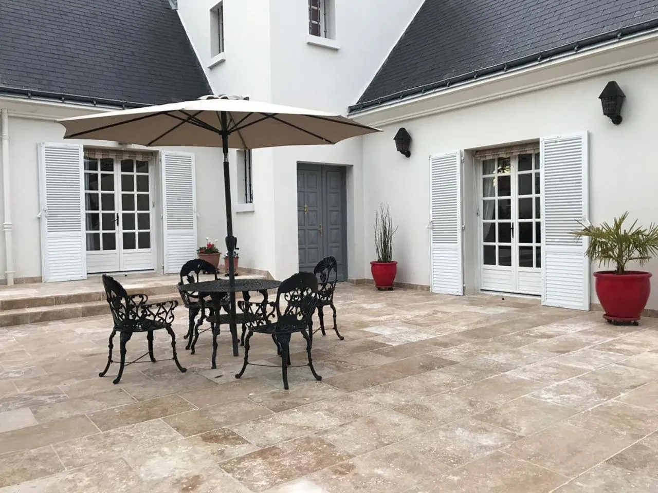 Property building in La Tour de Saint Cyr