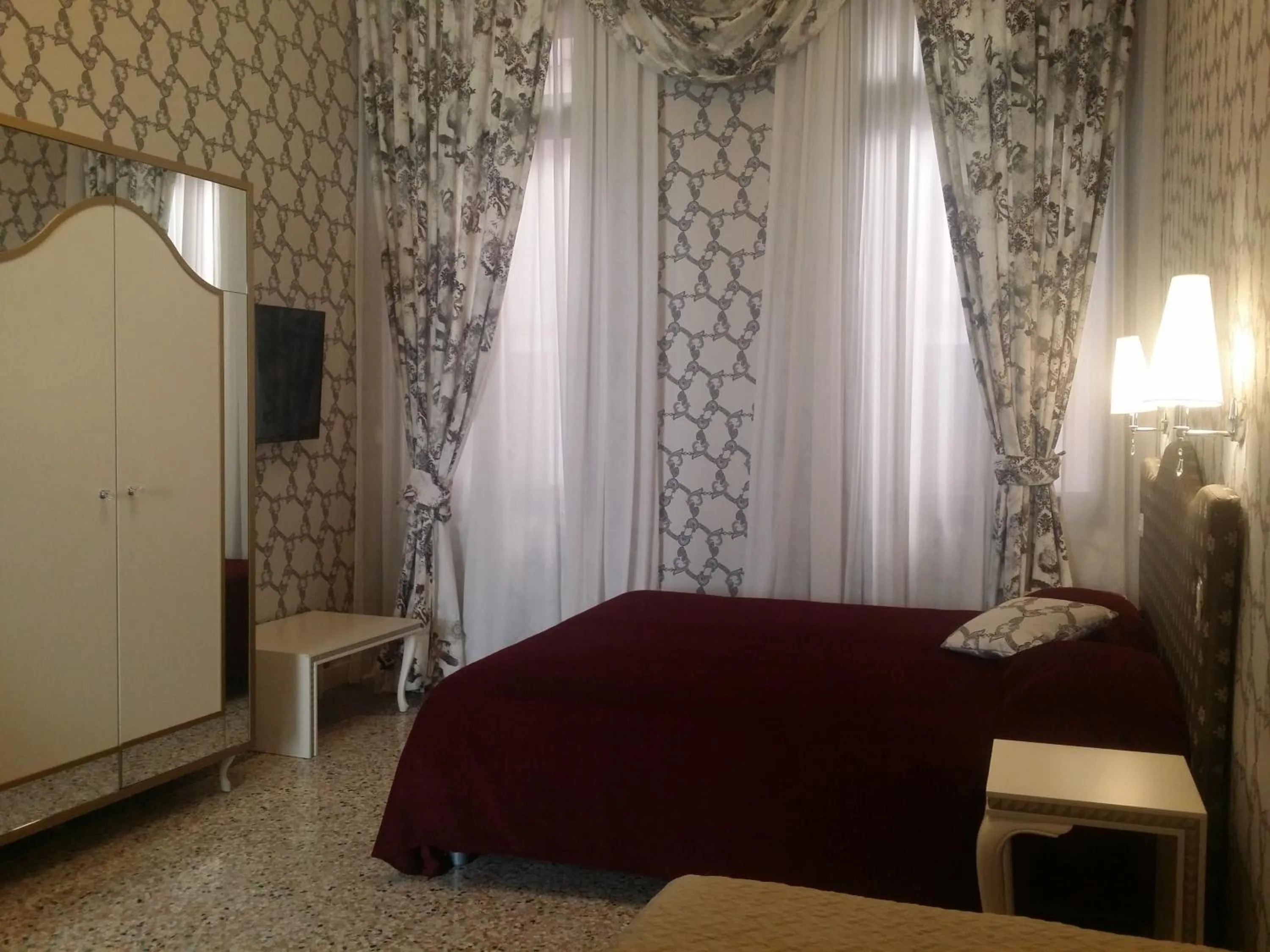 Photo of the whole room, Bed in Hotel Ca' Nobile Corner