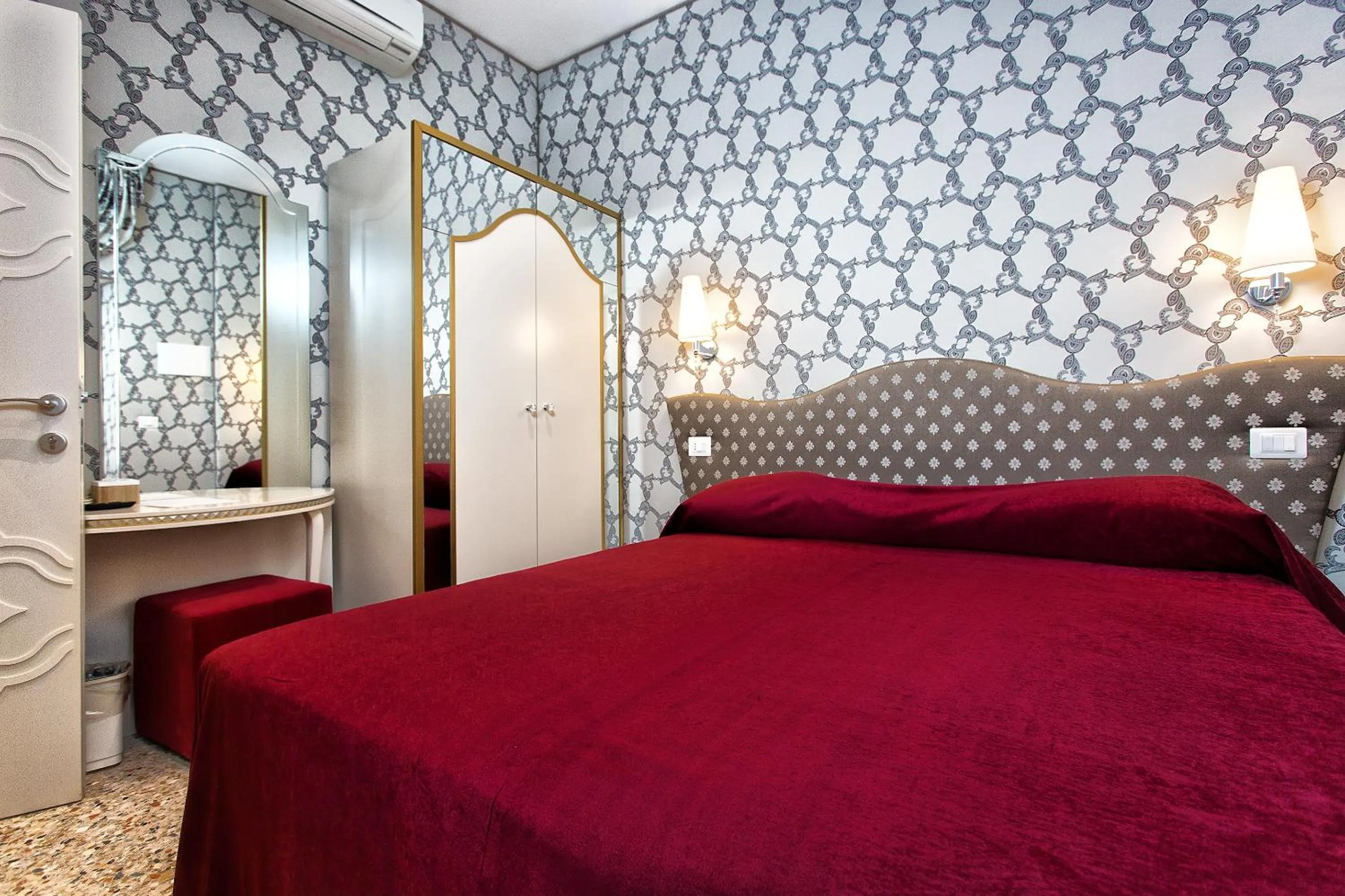 Photo of the whole room, Bed in Hotel Ca' Nobile Corner