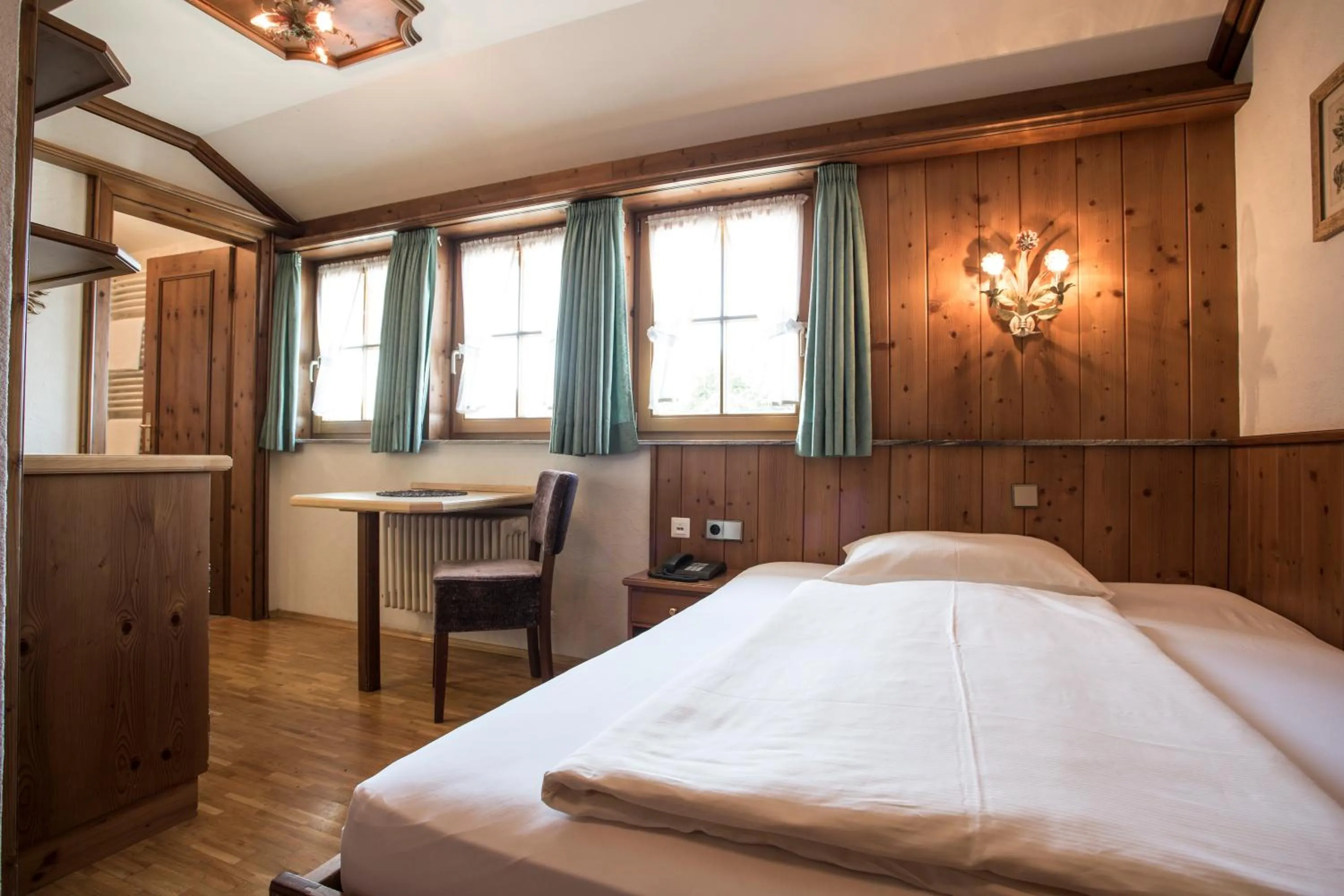 Photo of the whole room, Bed in Meiser Rosenstuben Hotel