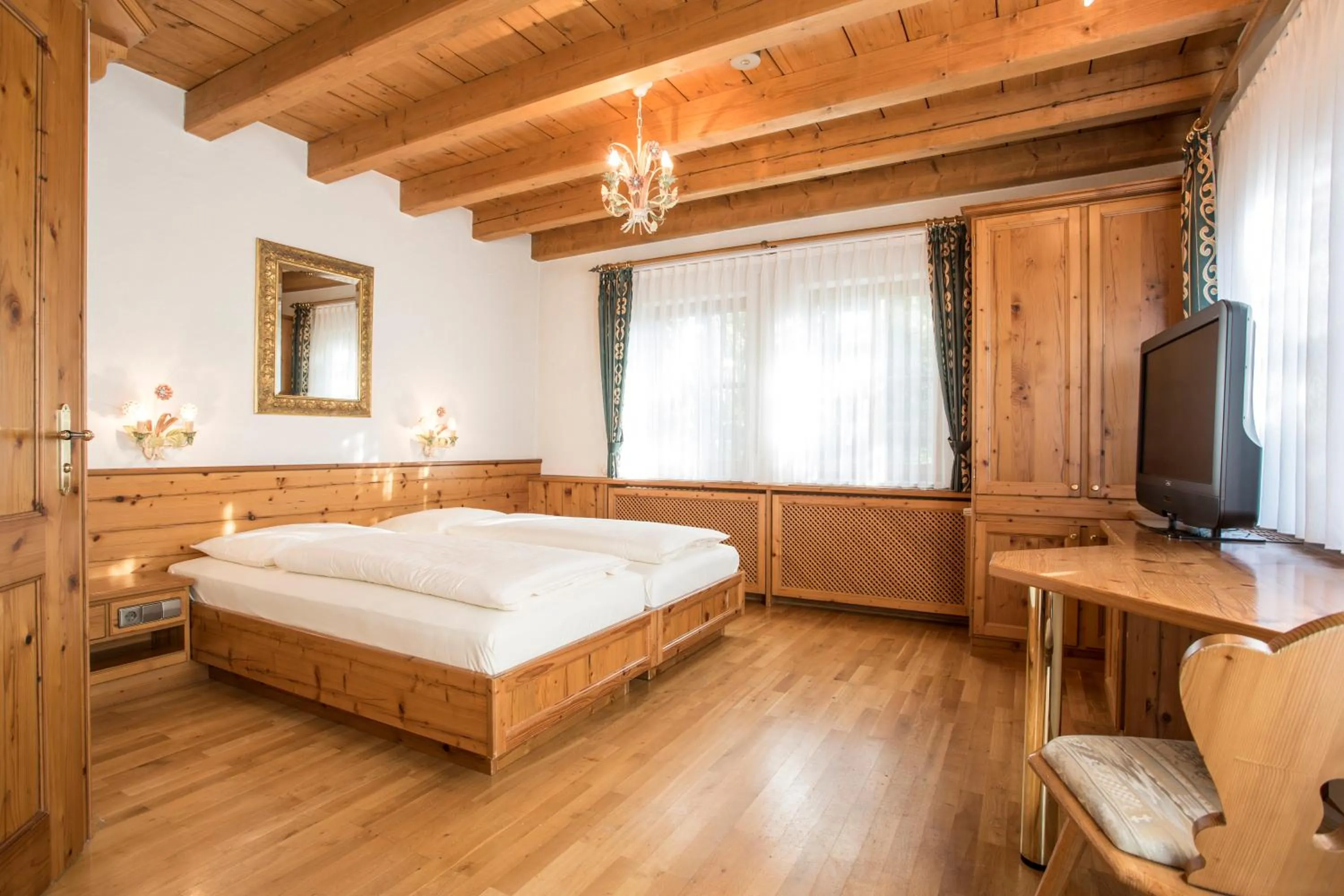 Photo of the whole room, Bed in Meiser Rosenstuben Hotel