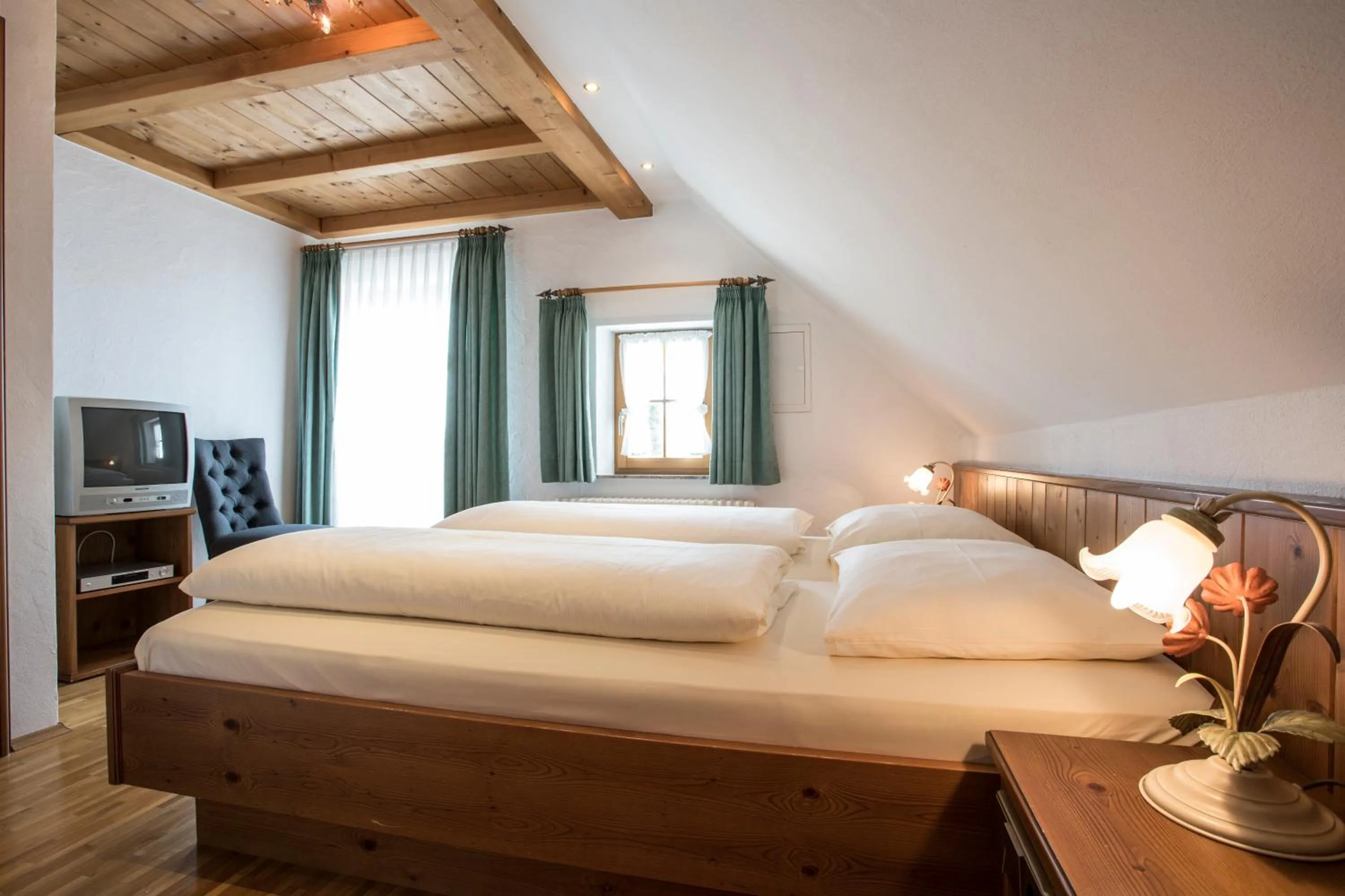 Photo of the whole room, Bed in Meiser Rosenstuben Hotel