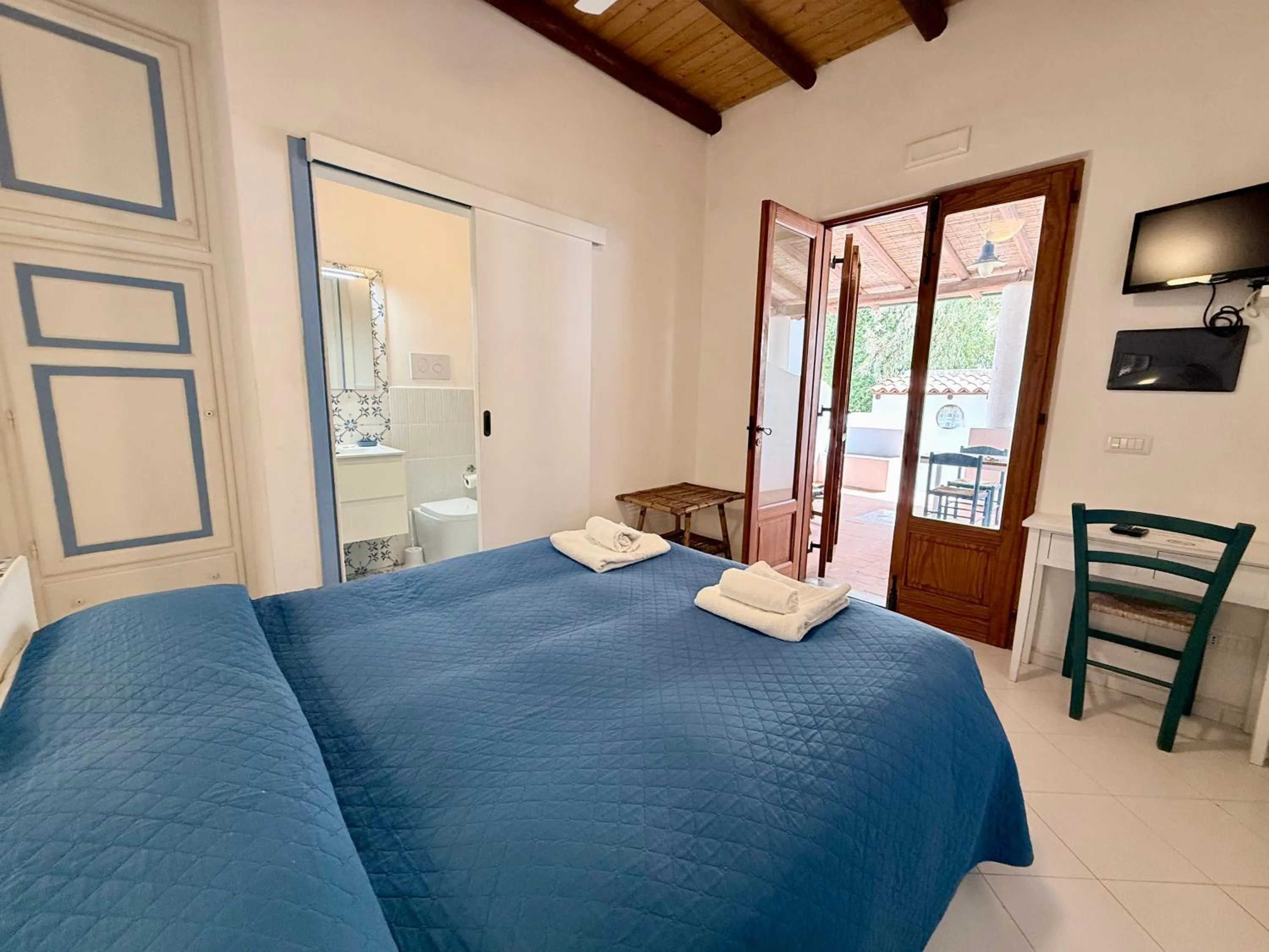 Double Room with Terrace in La Casa al Mare Vulcano
