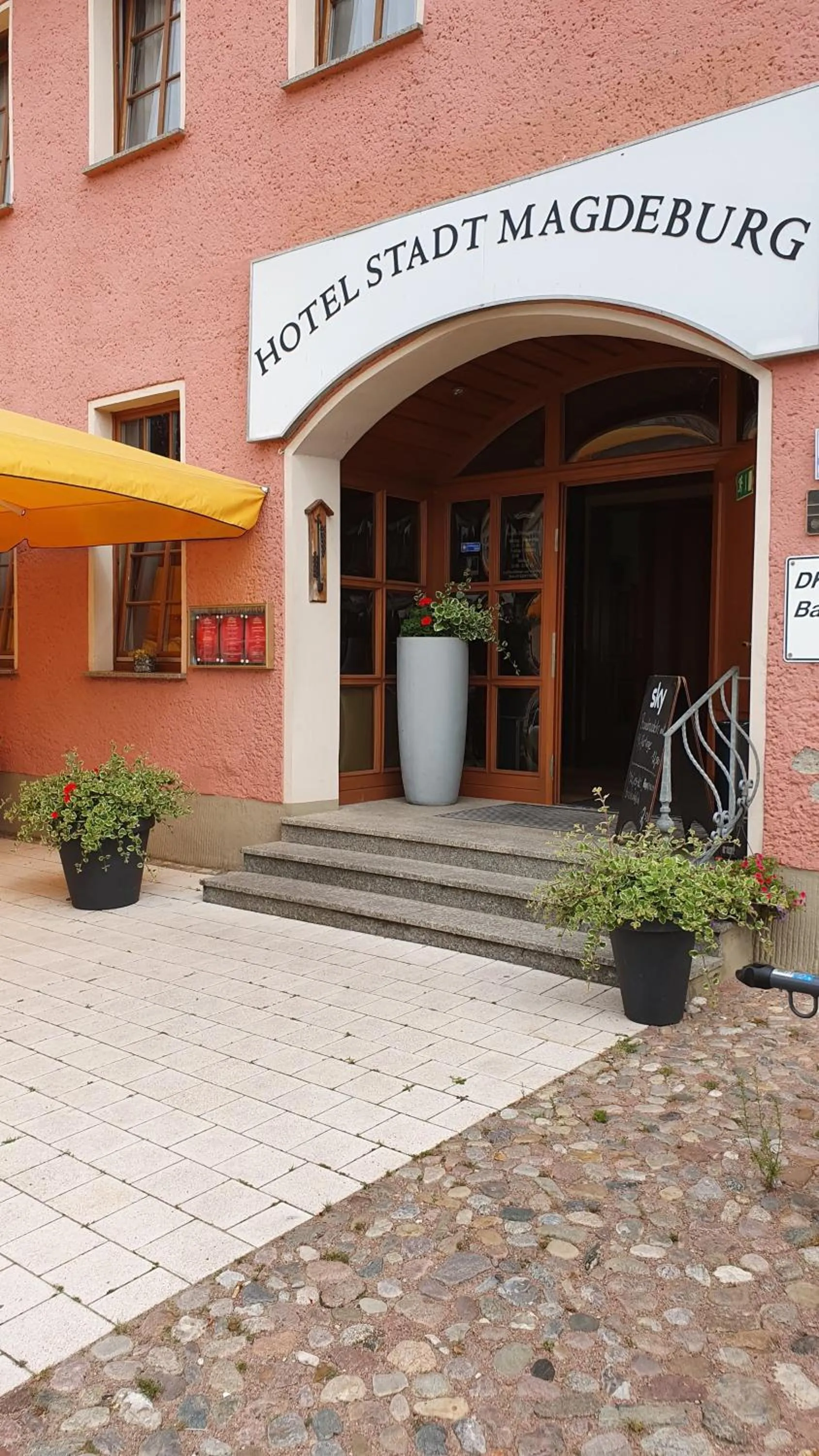 Facade/entrance in Hotel Stadt Magdeburg
