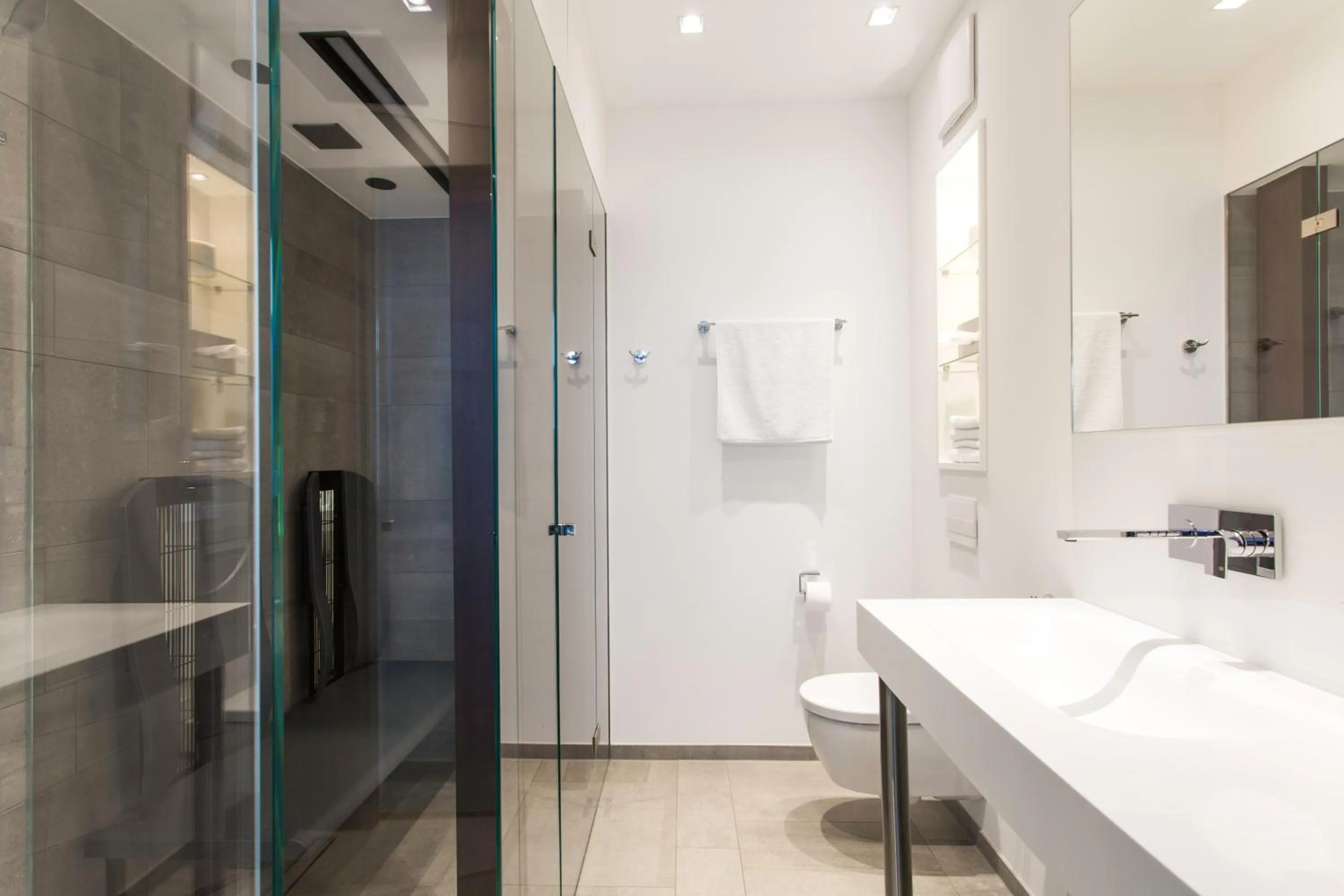 Shower in 1st Floor Köln 2