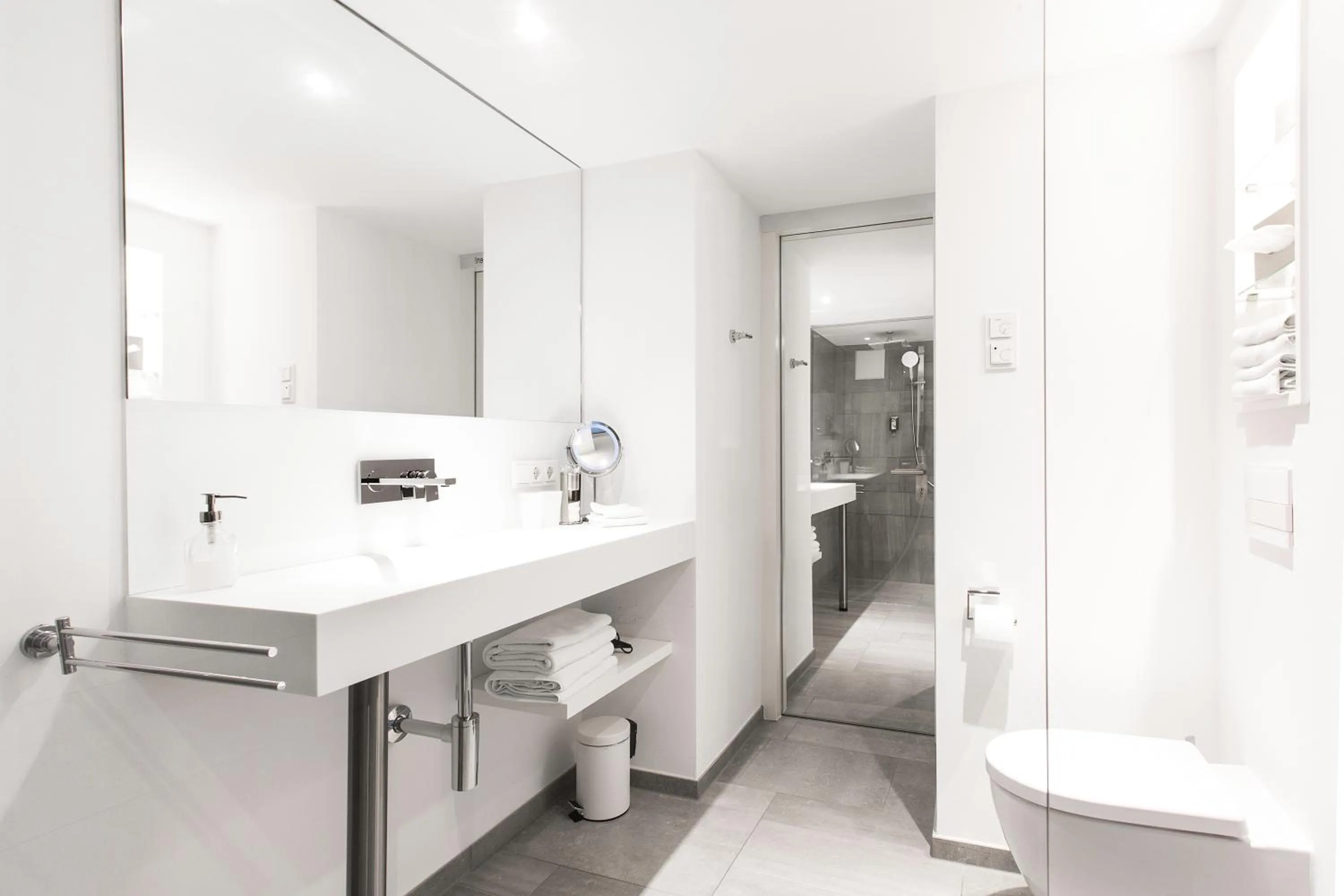 Bathroom in 1st Floor Köln 2