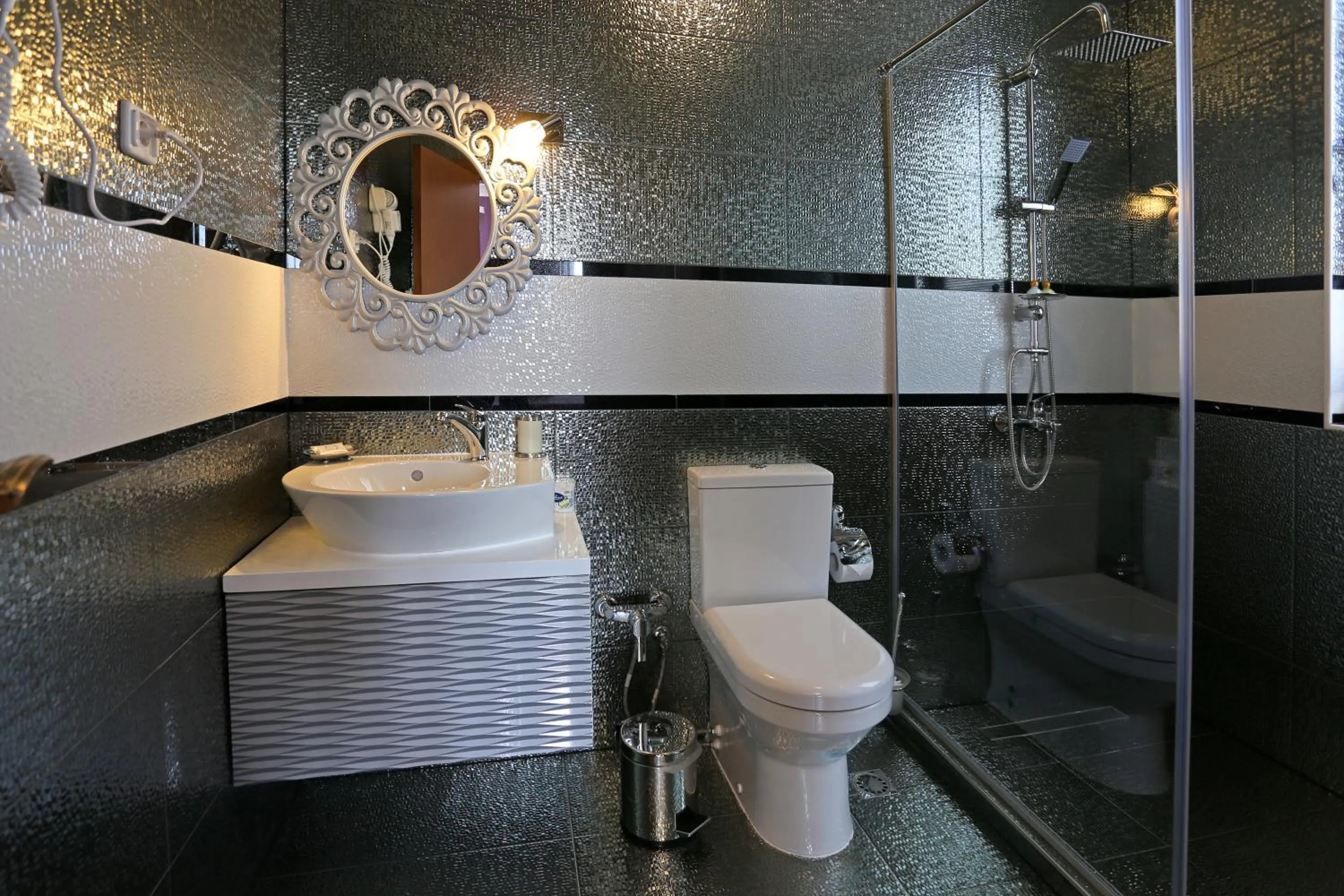 Toilet in Hotel Green Garden