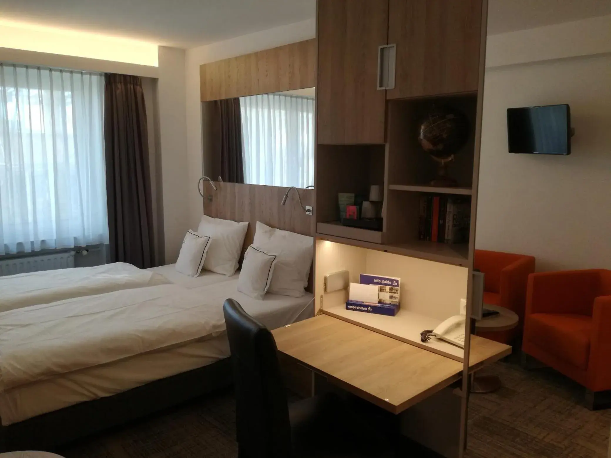 Triple Room - single occupancy in Hotel Empire Triple Room - single occupancy in Hotel Empire