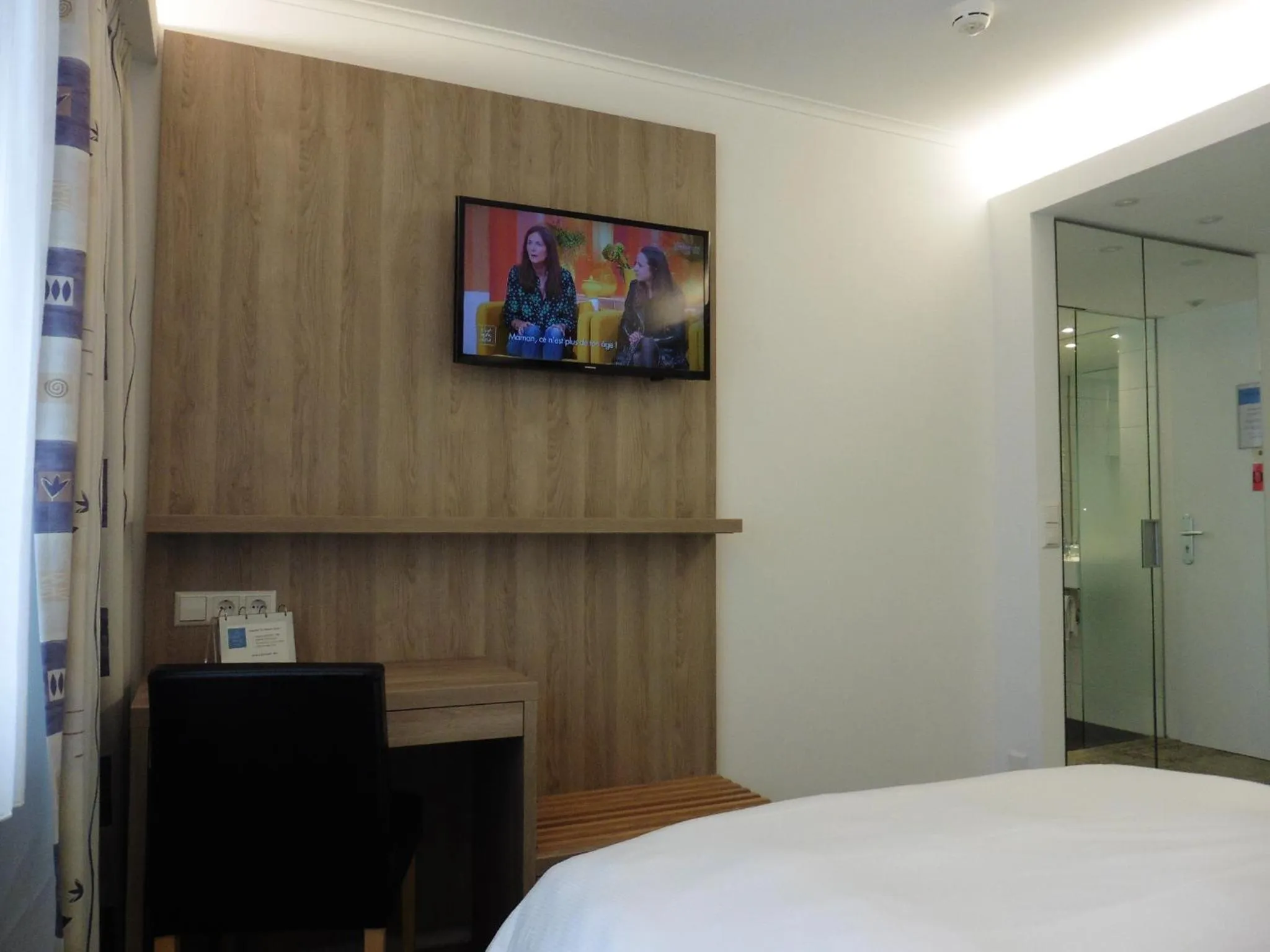 TV and multimedia, Bed in Hotel Empire