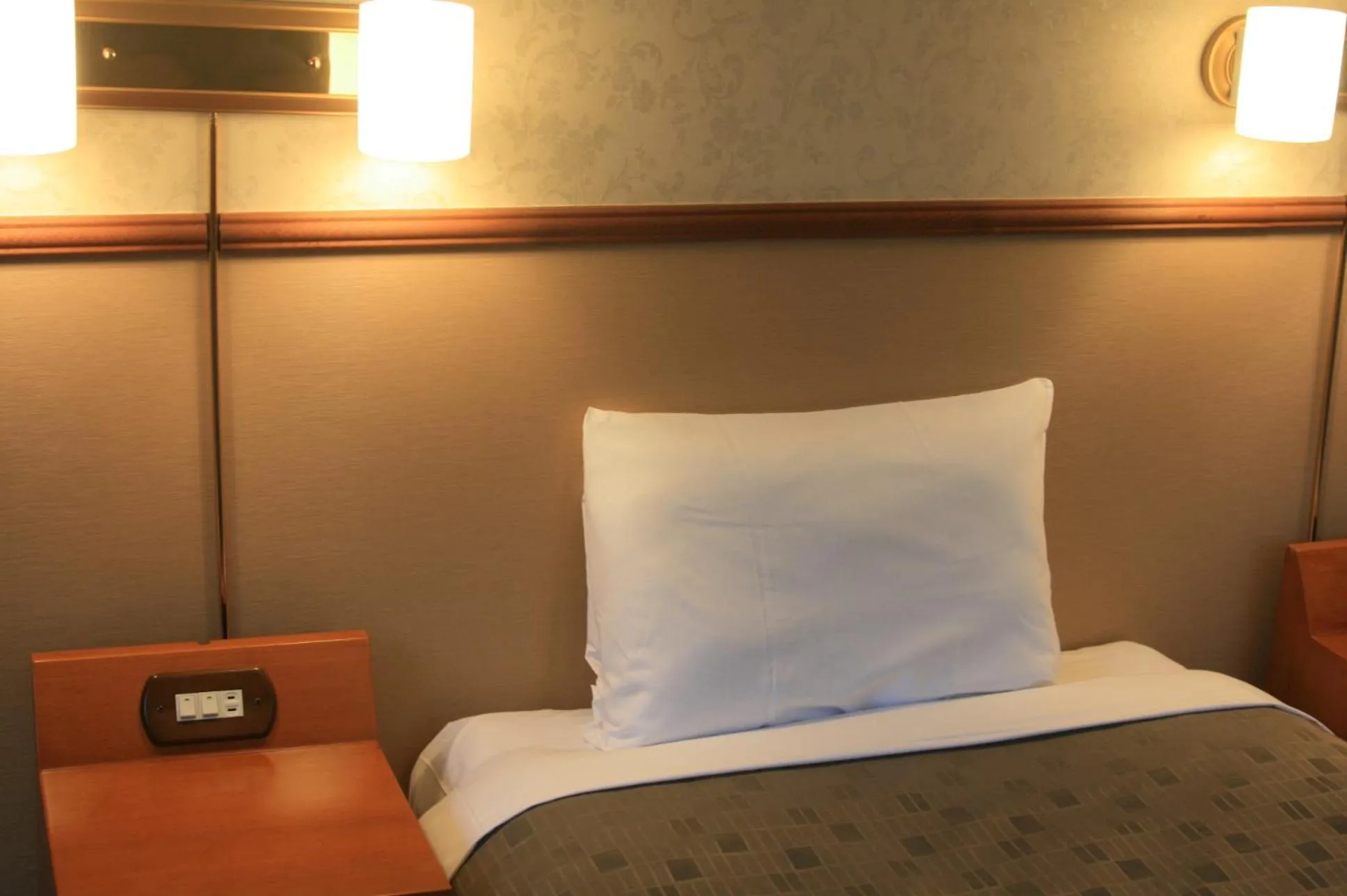 Decorative detail, Bed in Atami Hotel Paipuno Kemuri